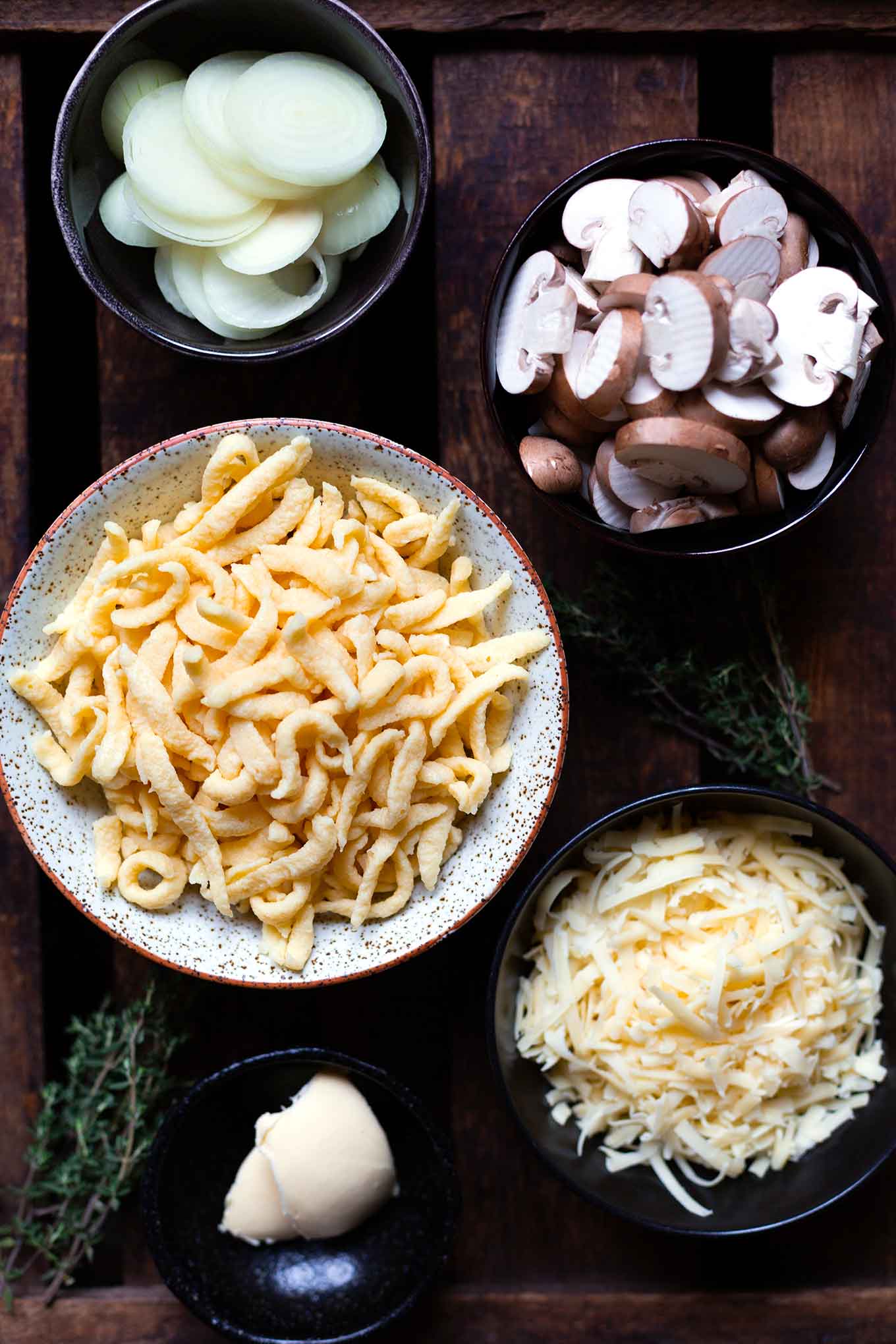 Einfache Käsespätzle mit gebratenen Champignons. Dieses schnelle, deftige 6-Zutaten Rezept mit gerösteten Zwiebeln und Käse ist perfekt für kalte Tage! - Kochkarussell.com #käsespätzle #käse #vegetarisch