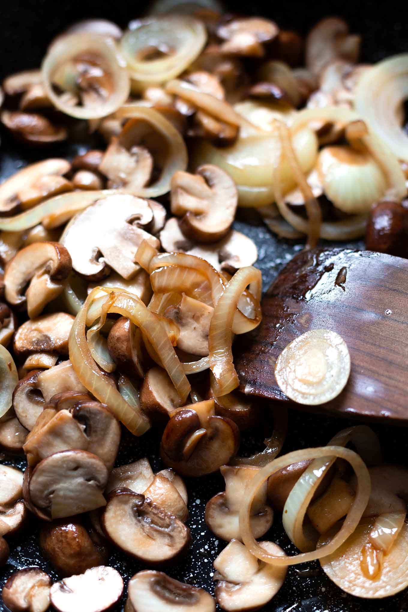Einfache Käsespätzle mit gebratenen Champignons. Dieses schnelle, deftige 6-Zutaten Rezept mit gerösteten Zwiebeln und Käse ist perfekt für kalte Tage! - Kochkarussell.com #käsespätzle #käse #vegetarisch