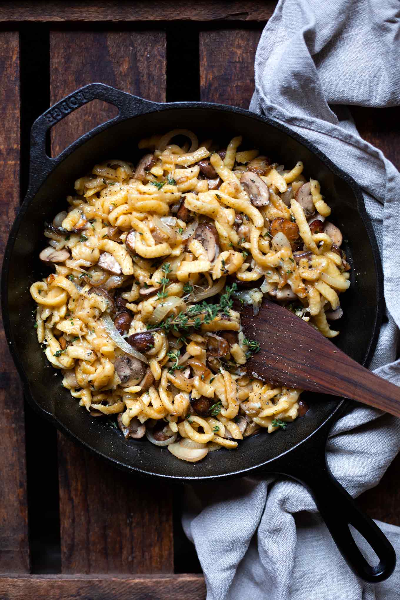 Einfache Käsespätzle mit gebratenen Champignons. Dieses schnelle, deftige 6-Zutaten Rezept mit gerösteten Zwiebeln und Käse ist perfekt für kalte Tage! - Kochkarussell.com #käsespätzle #käse #vegetarisch