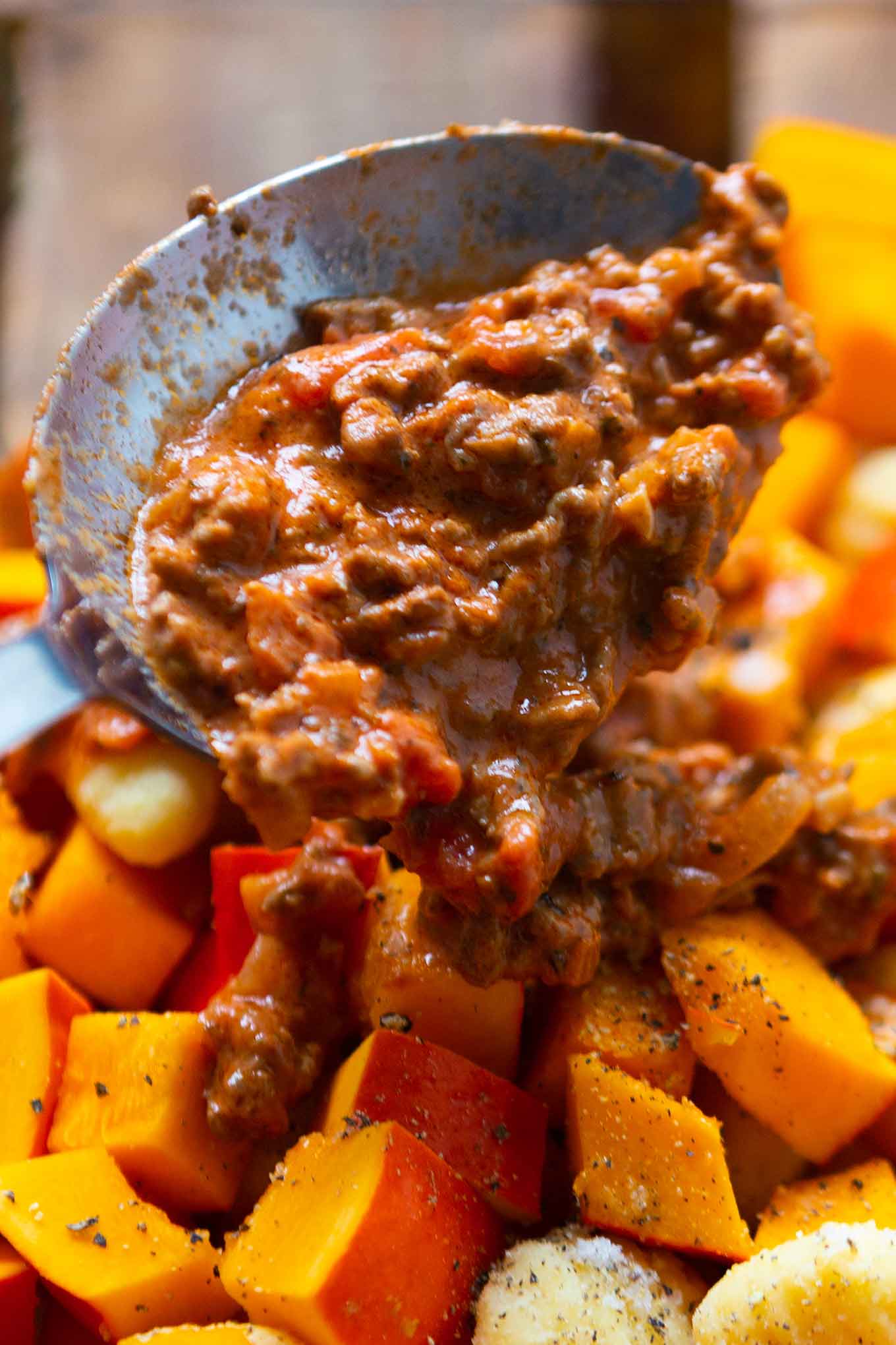 Der Kürbis-Auflauf mit Gnocchi & Hackfleisch ist ein super schnelles Familienrezept. So lecker, herzhaft & in nur 15 Min vorbereitet!

Kochkarussell- dein Foodblog für schnelle und einfache Feierabendrezepte.