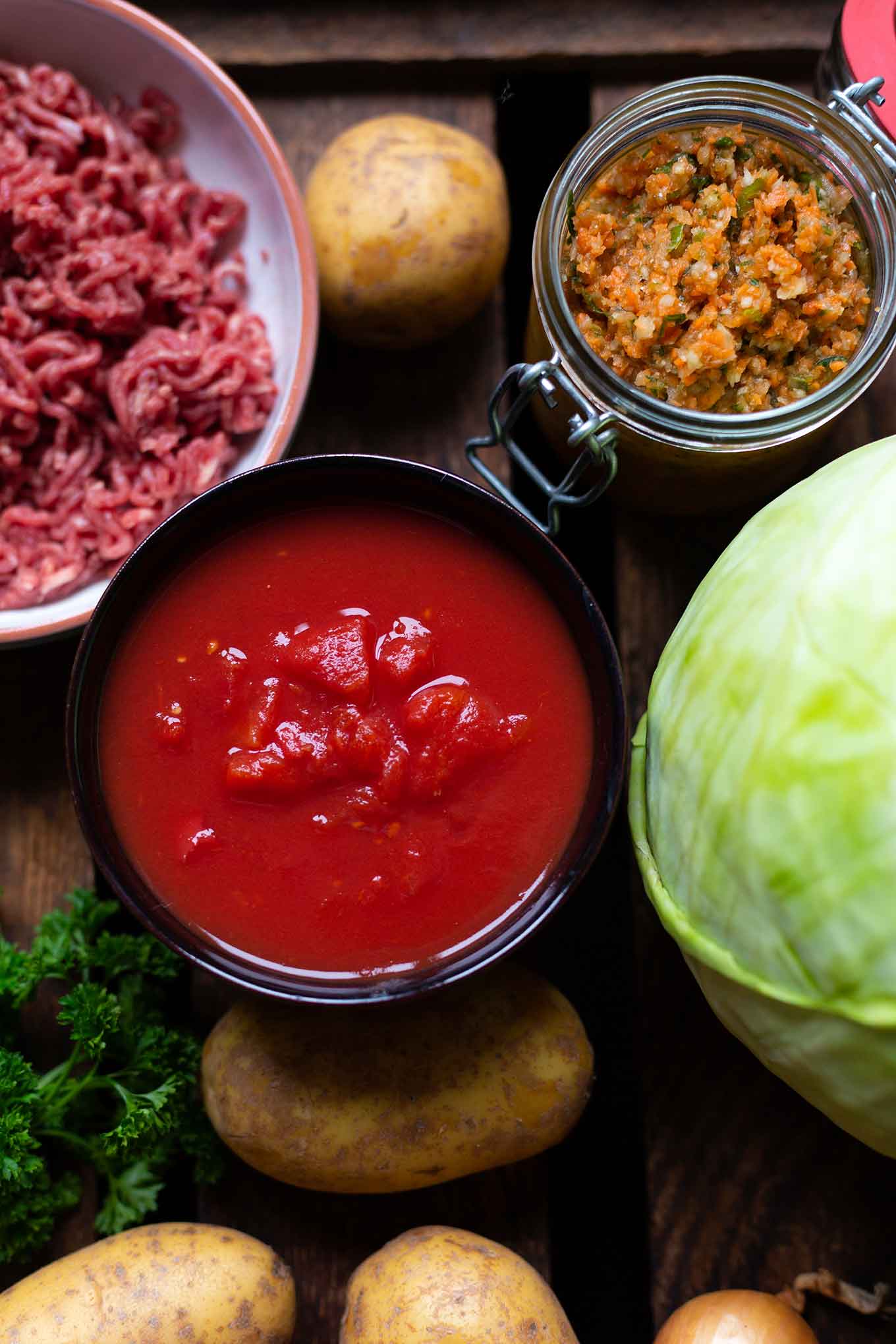 Deftiger Kohl-Hackfleisch-Eintopf mit Kartoffeln. Dieses schnelle und einfache Soulfood Rezept ist vollgepackt mit Gemüse und ganz viel Geschmack! - Kochkarussell Foodblog #kohlsuppe #herbstrezept #herzhaft