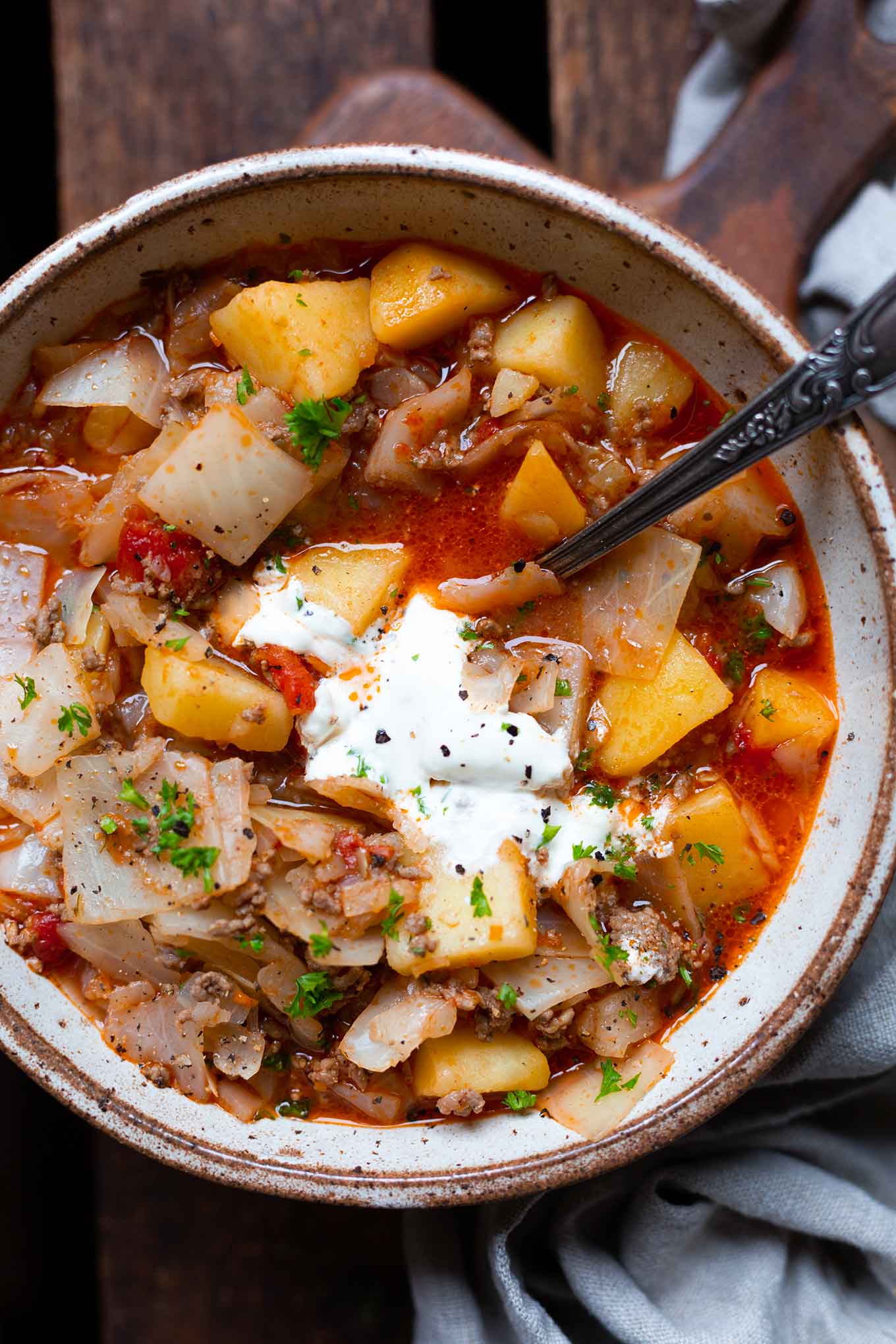 Deftiger Kohl-Hackfleisch-Eintopf mit Kartoffeln. Dieses schnelle und einfache Soulfood Rezept ist vollgepackt mit Gemüse und ganz viel Geschmack! - Kochkarussell Foodblog #kohlsuppe #herbstrezept #herzhaft