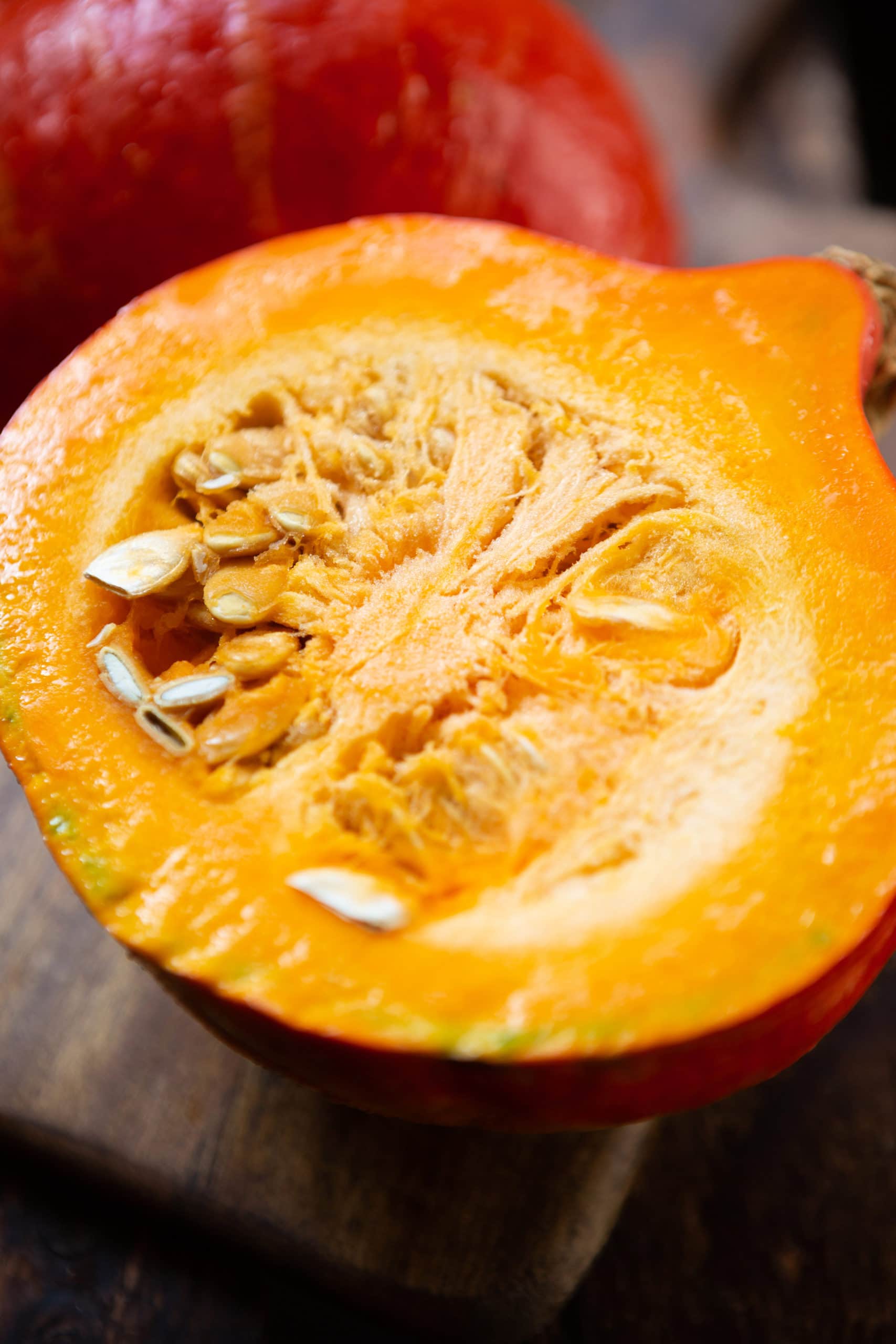 Ein Blech-Ofenkartoffeln mit Kürbis und Kräuterquark. Mit Chili, Olivenöl und Petersilie – super einfach, schnell gemacht und richtig lecker – das ultimative Meal Prep! - Kochkarussell Foodblog #einblech #kartoffeln #schnell #mealprep