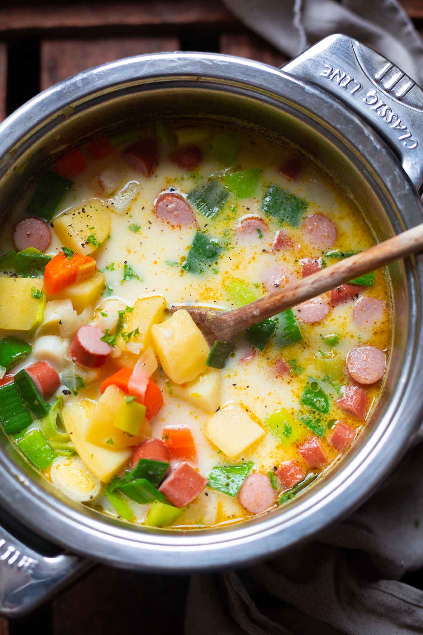 Omas Kartoffelsuppe mit Würstchen. Super einfach, klassisch und in nur 35 Minuten fertig. Ein echtes Soulfood Rezept mit viel Gemüse für deinen perfekten Feierabend. – Kochkarussell Foodblog #kartoffelsuppe #winterrezept #gemüsesuppe 