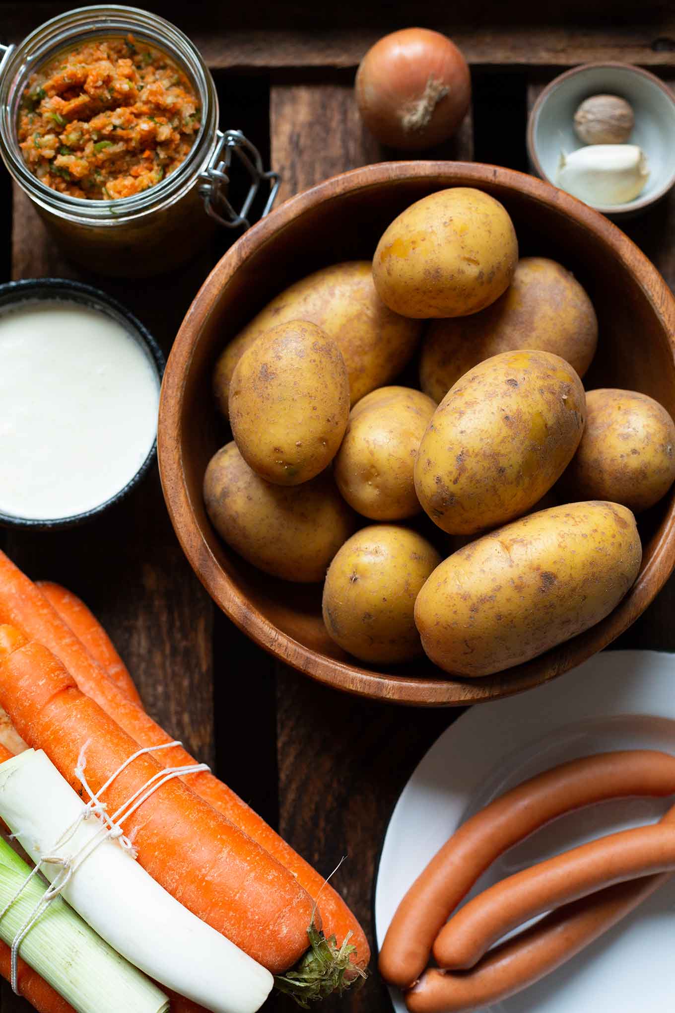 Omas Kartoffelsuppe mit Würstchen. Super einfach, klassisch und in nur 35 Minuten fertig. Ein echtes Soulfood Rezept mit viel Gemüse für deinen perfekten Feierabend. – Kochkarussell Foodblog #kartoffelsuppe #winterrezept #gemüsesuppe 