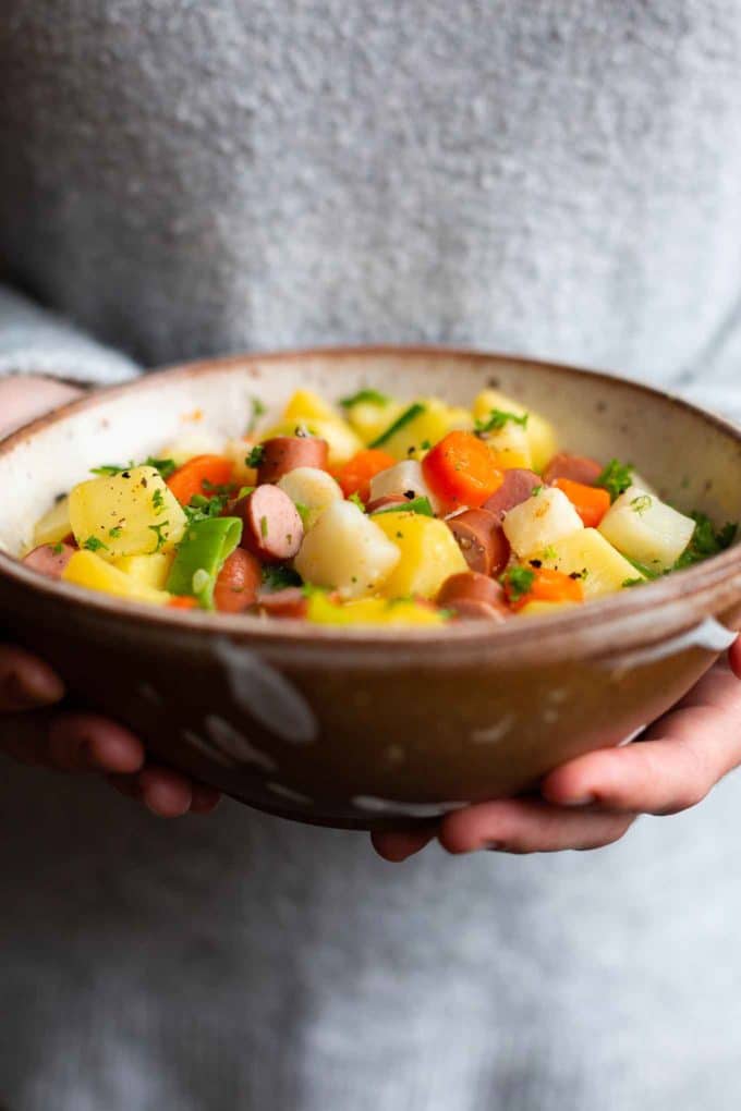 Omas Kartoffelsuppe mit Würstchen. Super einfach, klassisch und in nur 35 Minuten fertig. Ein echtes Soulfood Rezept mit viel Gemüse für deinen perfekten Feierabend. – Kochkarussell Foodblog #kartoffelsuppe #winterrezept #gemüsesuppe 