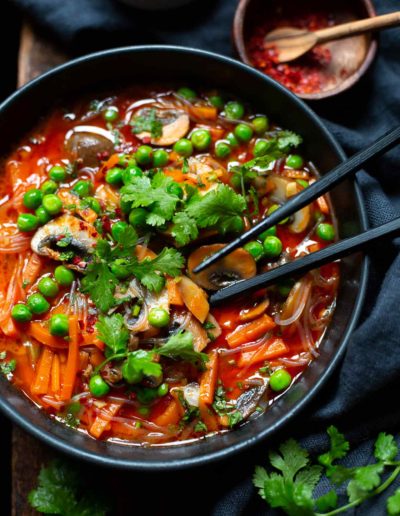 Vegetarische-Thai-Gemüsesuppe-mit-Kokosmilch-1 Vegetarische Thai-Gemüsesuppe mit Kokosmilch. Super lecker, einfach und in nur 20 Minuten fertig. Mit viel Gemüse, scharfer Currypaste und leckerem Koriander gibt's hier echtes Soulfood für Genießer. – Kochkarussell Foodblog #thaisuppe #winterrezept #curry #gemüsesuppe