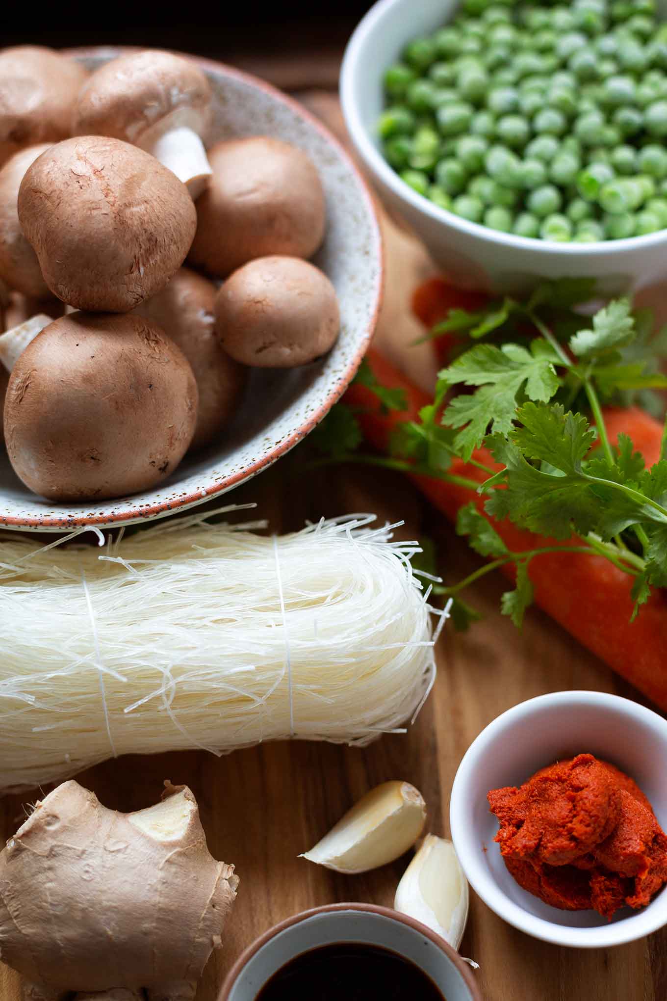 Vegetarische Thai-Gemüsesuppe mit Kokosmilch. Super lecker, einfach und in nur 20 Minuten fertig. Mit viel Gemüse, scharfer Currypaste und leckerem Koriander gibt's hier echtes Soulfood für Genießer. – Kochkarussell Foodblog #thaisuppe #winterrezept #curry #gemüsesuppe 