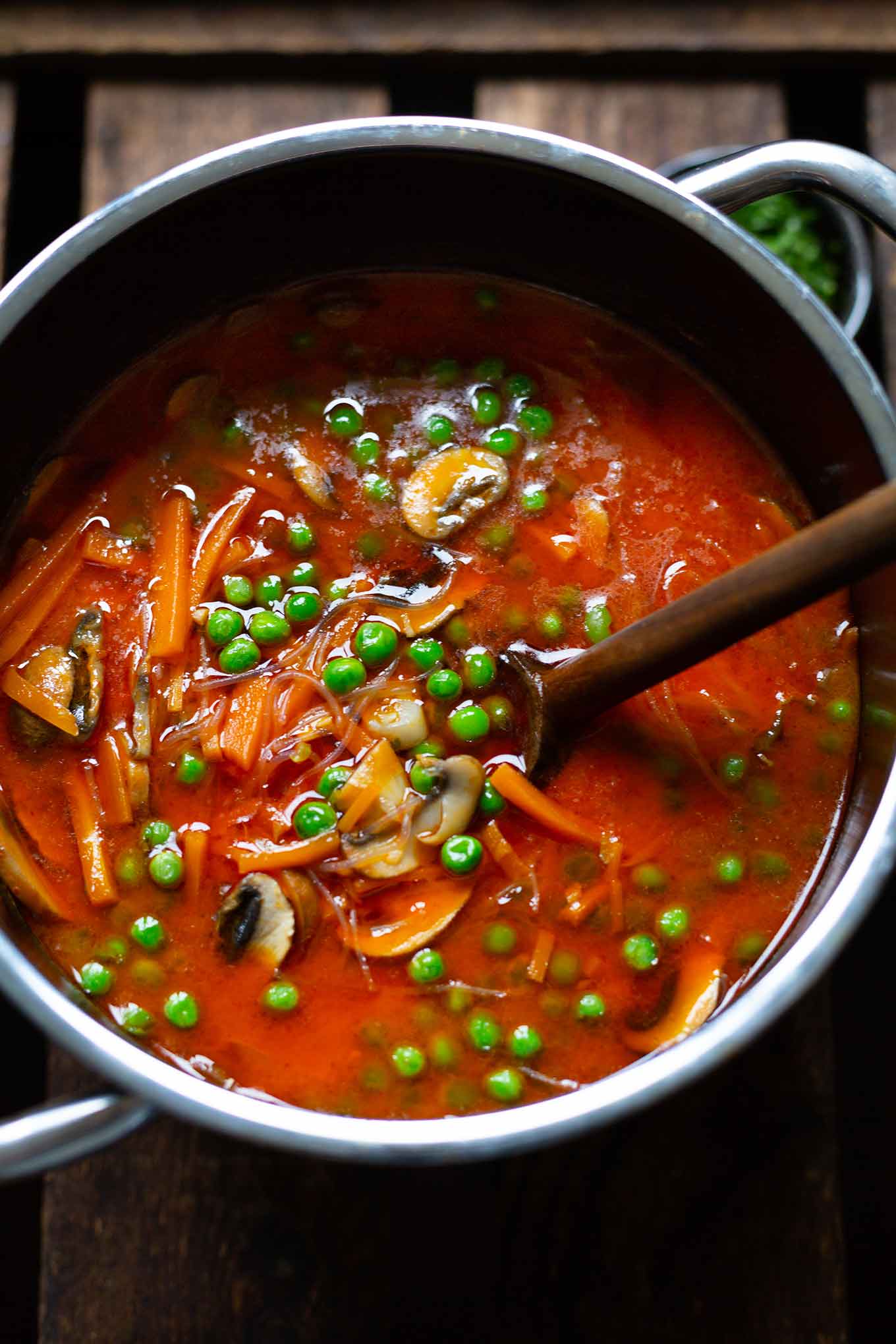 Vegetarische Thai-Gemüsesuppe mit Kokosmilch. Super lecker, einfach und in nur 20 Minuten fertig. Mit viel Gemüse, scharfer Currypaste und leckerem Koriander gibt's hier echtes Soulfood für Genießer. – Kochkarussell Foodblog #thaisuppe #winterrezept #curry #gemüsesuppe 