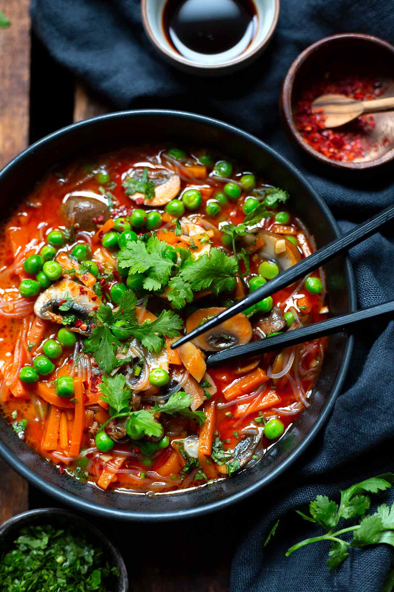 Vegetarische Thai-Gemüsesuppe mit Kokosmilch. Super lecker, einfach und in nur 20 Minuten fertig. Mit viel Gemüse, scharfer Currypaste und leckerem Koriander gibt's hier echtes Soulfood für Genießer. – Kochkarussell Foodblog #thaisuppe #winterrezept #curry #gemüsesuppe 