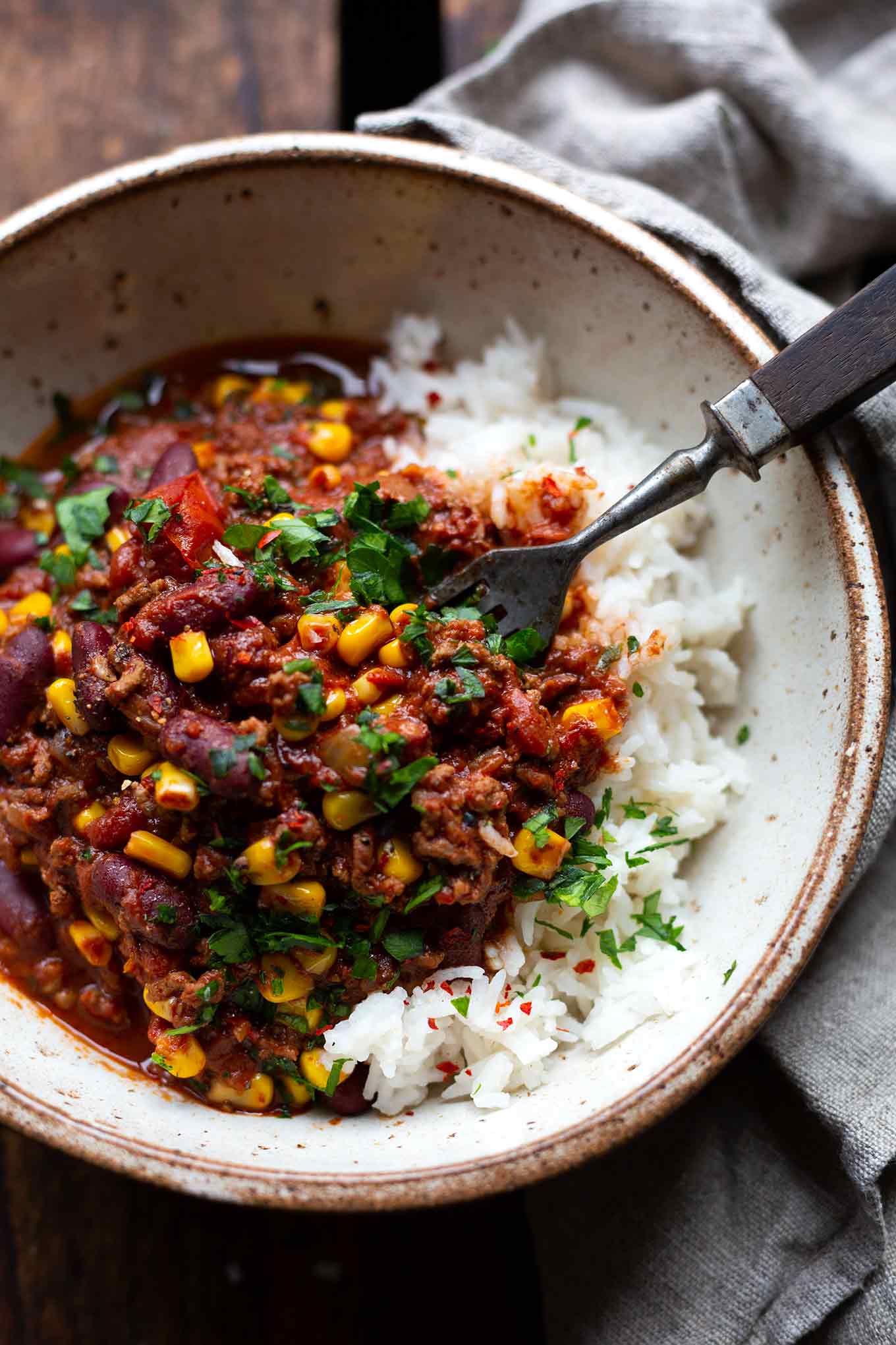 Einfaches Chili con Carne mit Schokolade. Mit ordentlich Chili, fruchtigen Tomaten und dem Extra-Kick Schokolade – super einfach, schnell zubereitet und so lecker! - Kochkarussell Foodblog #chili #schokolade #schnell #soulfood