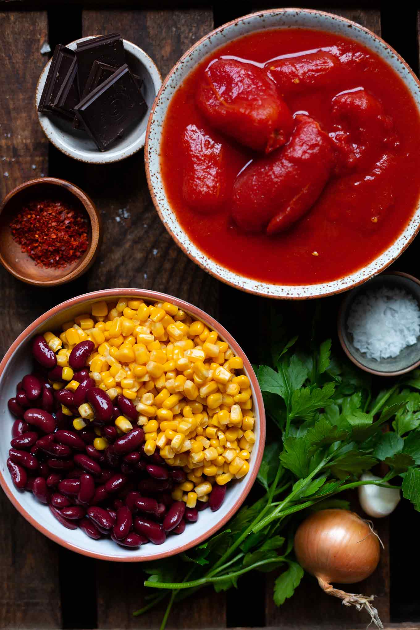 Einfaches Chili con Carne mit Schokolade. Mit ordentlich Chili, fruchtigen Tomaten und dem Extra-Kick Schokolade – super einfach, schnell zubereitet und so lecker! - Kochkarussell Foodblog #chili #schokolade #schnell #soulfood