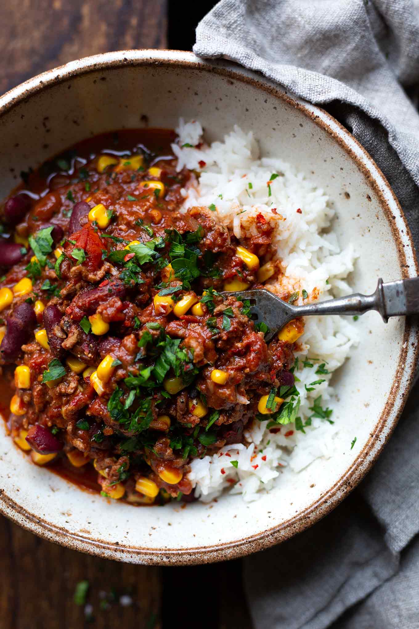 Einfaches Chili con Carne mit Schokolade. Mit ordentlich Chili, fruchtigen Tomaten und dem Extra-Kick Schokolade – super einfach, schnell zubereitet und so lecker! - Kochkarussell Foodblog #chili #schokolade #schnell #soulfood
