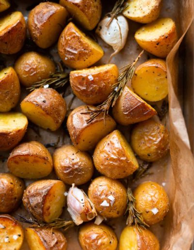 Einfache Rosmarinkartoffeln aus dem Ofen. Super knusprig, nur 5 Minuten Vorbereitungszeit und mit Knoblauch und Olivenöl so unfassbar lecker – die ultimative Beilage für eure Gäste. - Kochkarussell Foodblog #ofenkartoffeln #ofengericht #schnell #einfach
