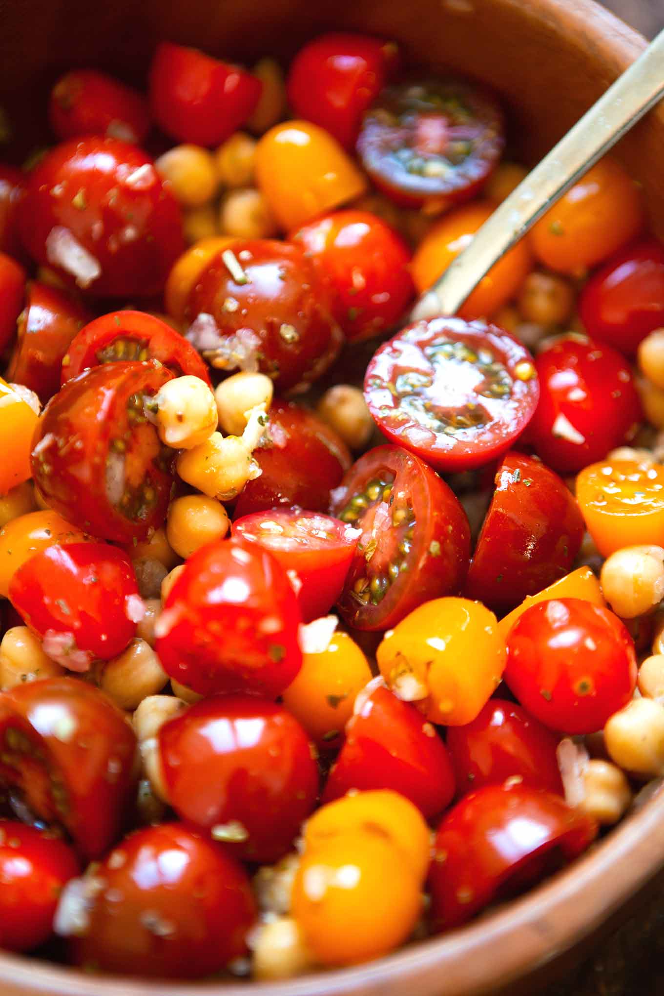 Kartoffel Kichererbsen Power Bowl mit bunten Tomaten. Dieses schnelle, gesunde Rezept ist super lecker und Meal Prep-geeignet! Kochkarussell Foodblog #mealprep #powerbowl #kochkarussell