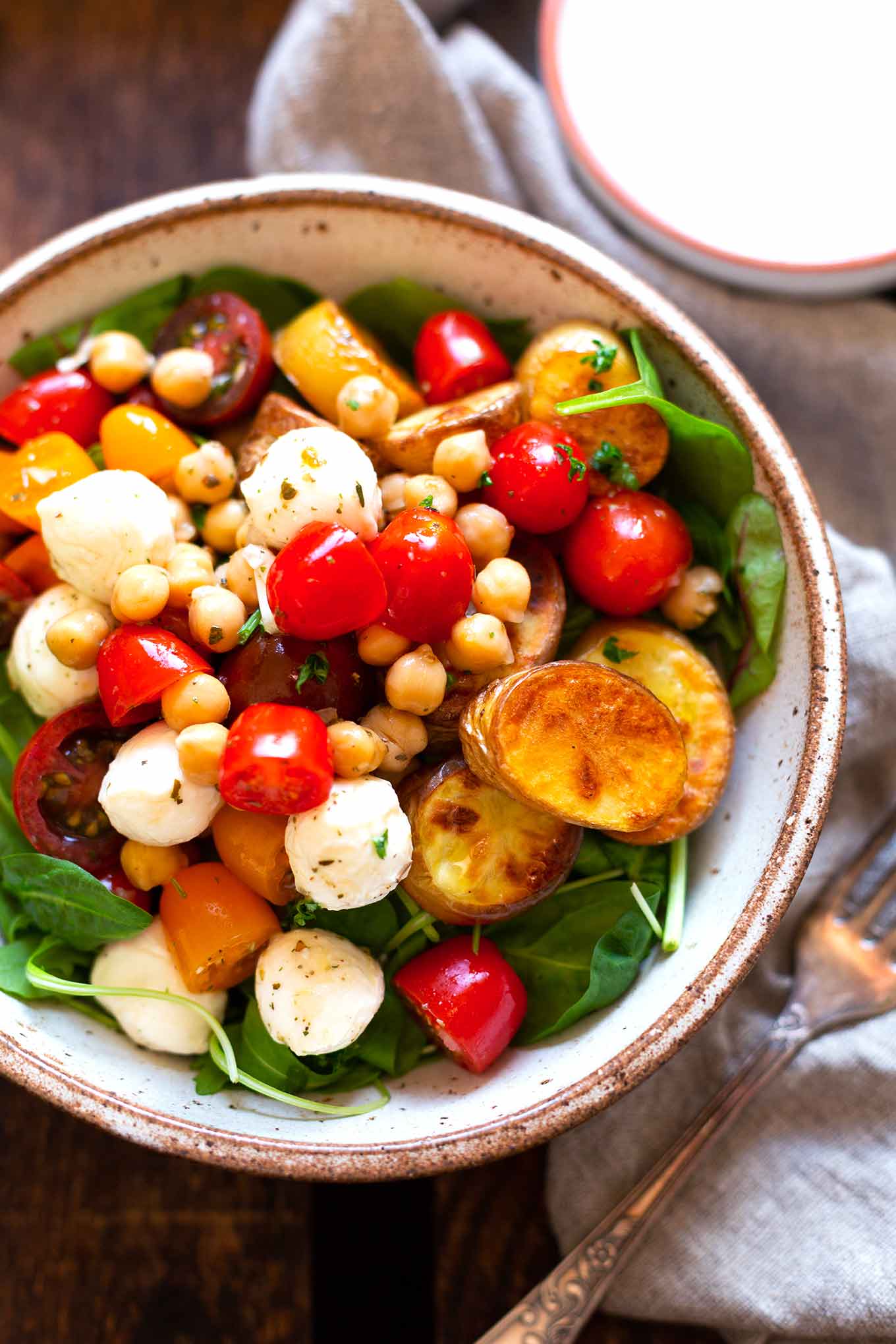 Kartoffel Kichererbsen Power Bowl mit bunten Tomaten. Dieses schnelle, gesunde Rezept ist super lecker und Meal Prep-geeignet! Kochkarussell Foodblog #mealprep #powerbowl #kochkarussell
