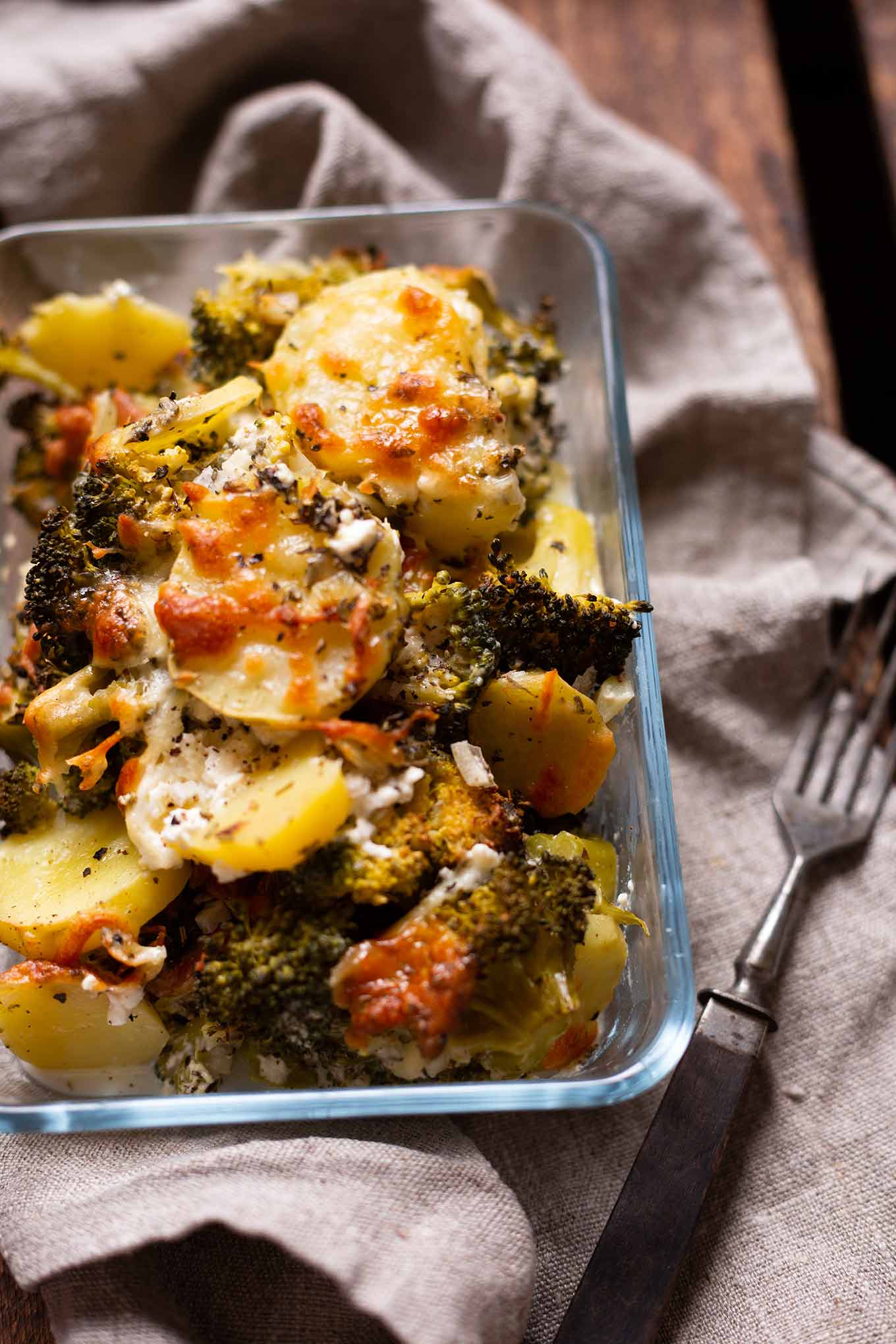 Kartoffel-Brokkoli-Auflauf mit Feta ist ein einfaches 10-Zutaten Rezept aus dem Ofen. Absolutes Soulfood und schnell gemacht! Kochkarussell #kartoffelbrokkoliauflauf #auflauf #mealprep