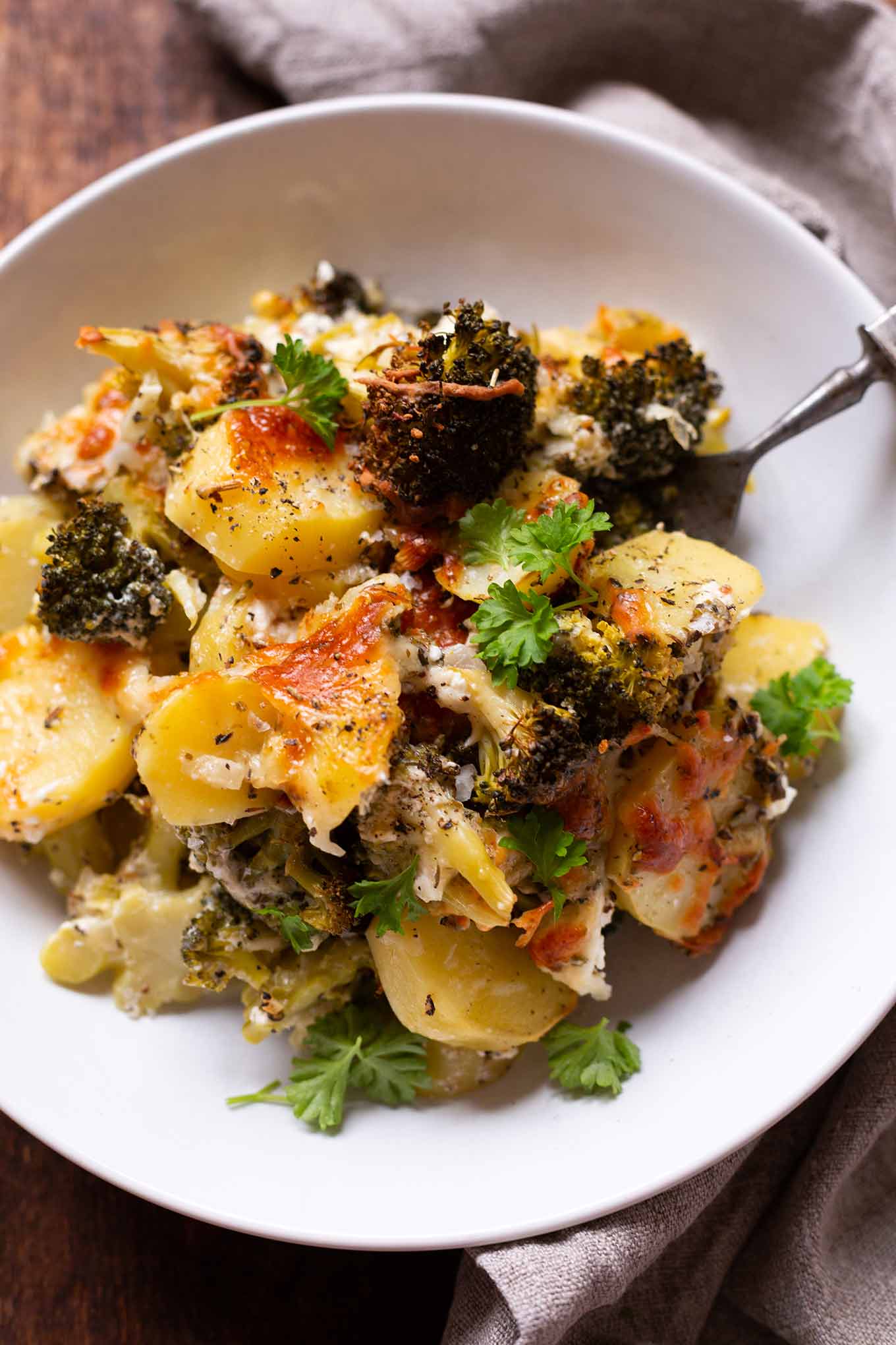 Kartoffel-Brokkoli-Auflauf mit Feta ist ein einfaches 10-Zutaten Rezept aus dem Ofen. Absolutes Soulfood und schnell gemacht! Kochkarussell #kartoffelbrokkoliauflauf #auflauf #mealprep