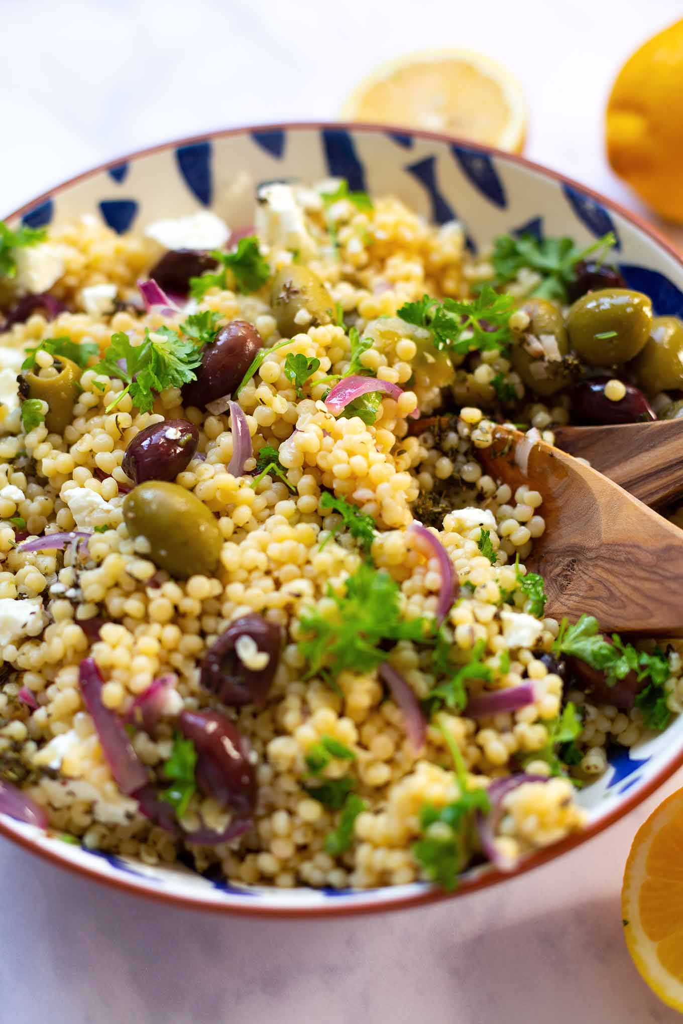 15-Minuten Nudeln mit Zitrone, Feta und Oliven. Super einfach, herzhaft und nur aus Vorratszutaten, unbedingt probieren! Kochkarussell Foodblog #nudeln #15minutenrezept #kochkarussell