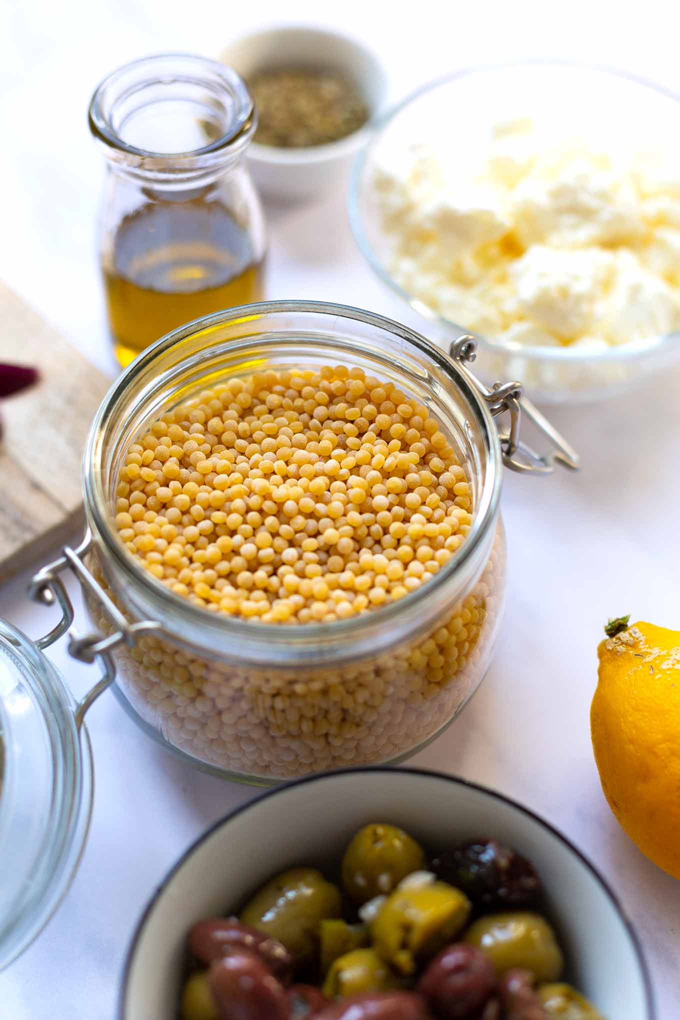 15-Minuten Nudeln mit Zitrone, Feta und Oliven. Super einfach, herzhaft und nur aus Vorratszutaten, unbedingt probieren! Kochkarussell Foodblog #nudeln #15minutenrezept #kochkarussell