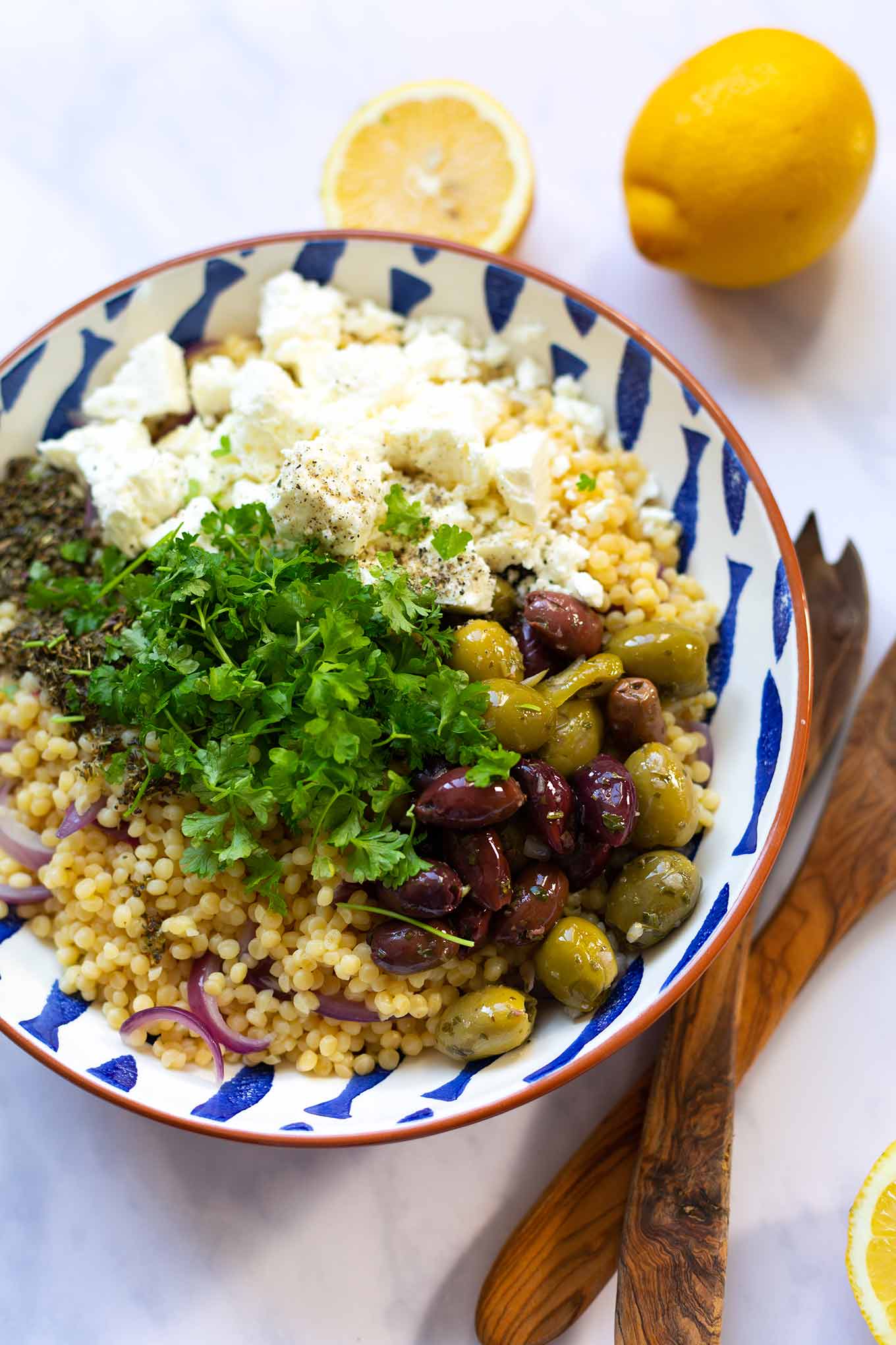 15-Minuten Nudeln mit Zitrone, Feta und Oliven. Super einfach, herzhaft und nur aus Vorratszutaten, unbedingt probieren! Kochkarussell Foodblog #nudeln #15minutenrezept #kochkarussell