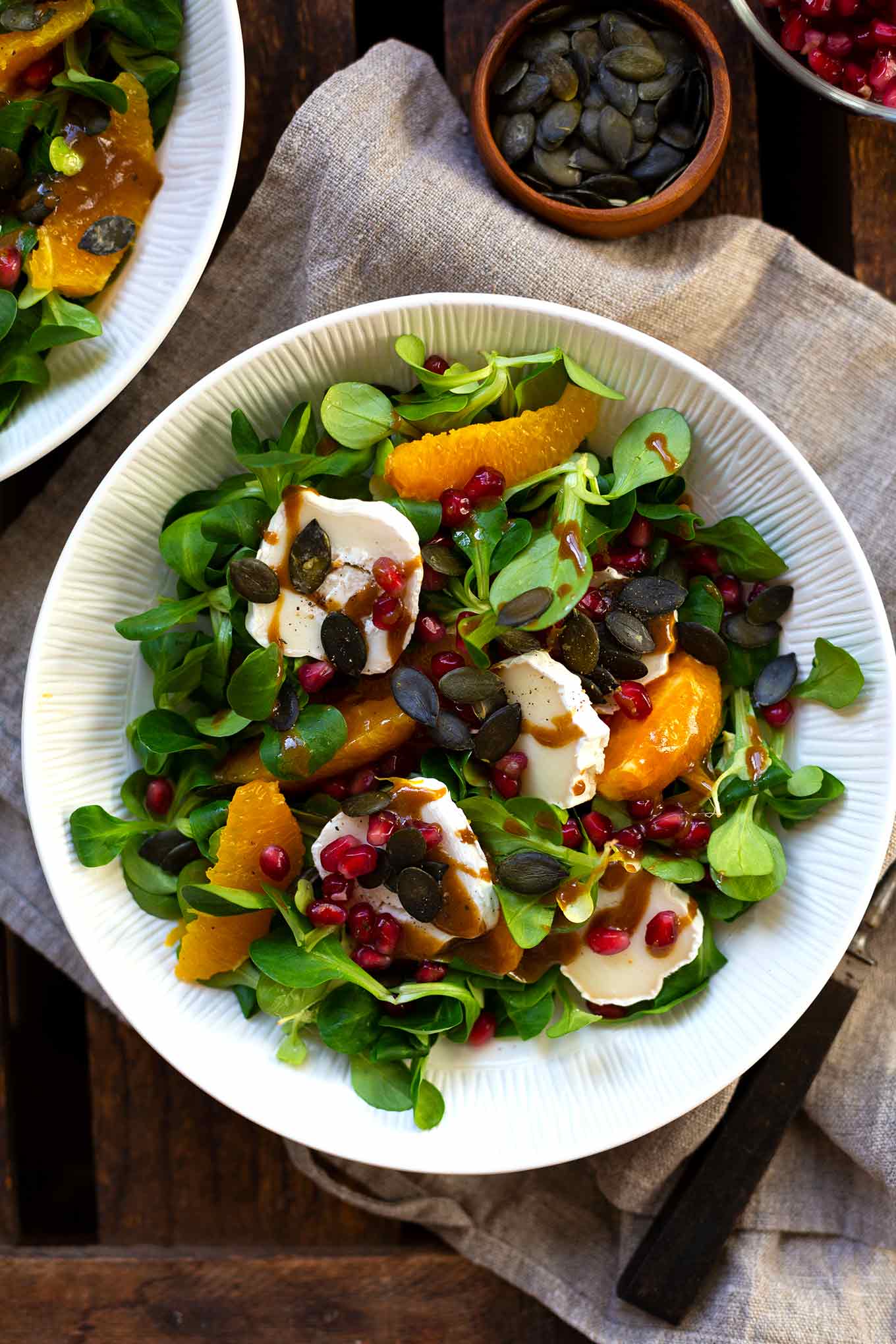 Wintersalat mit Orange, Granatapfel und Ziegenkäse. Dieser schnelle Salat ist gesund und SO gut! - Kochkarussell Foodblog #wintersalat #salat #ziegenkäse #orange