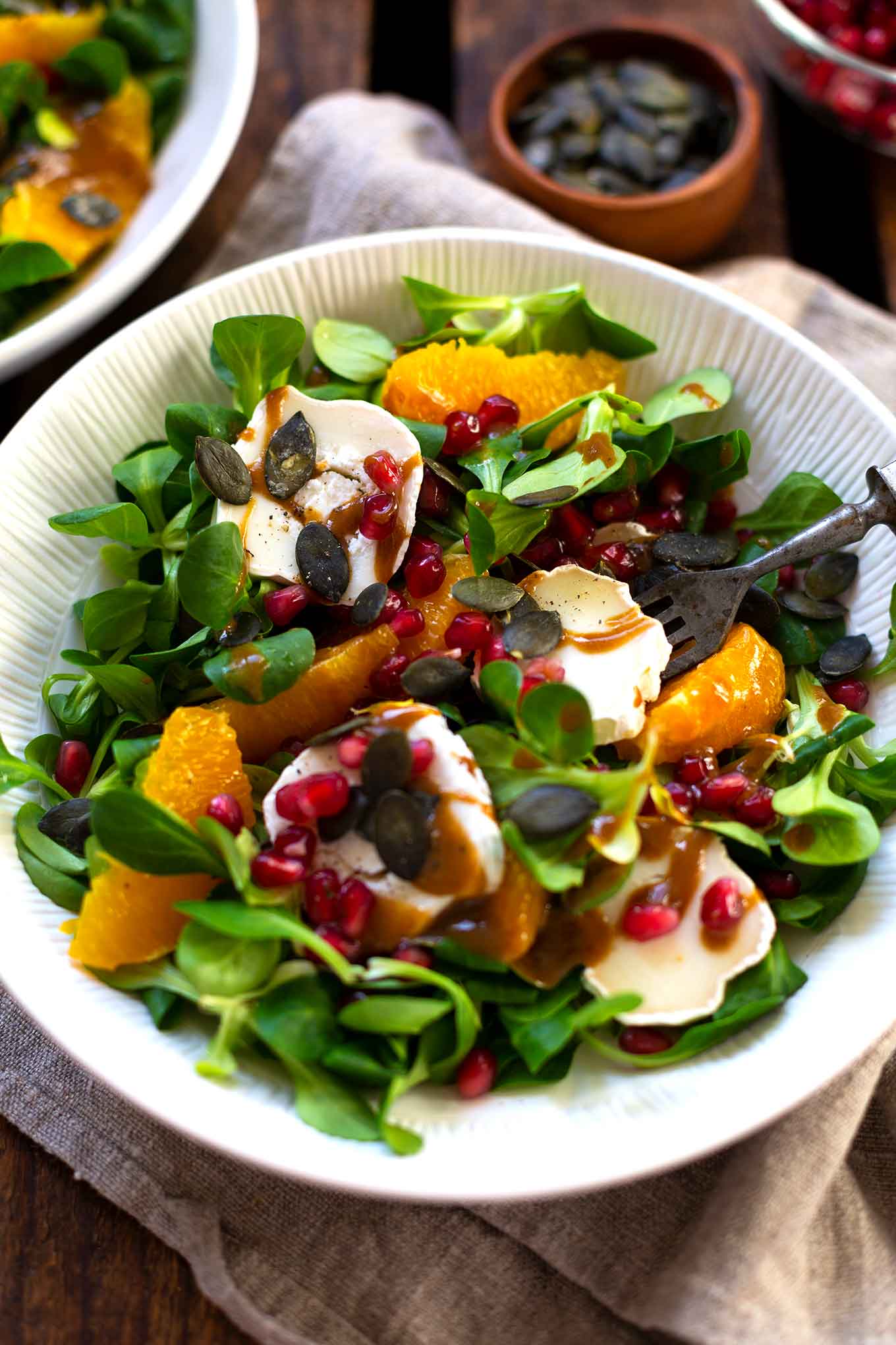Wintersalat mit Orange, Granatapfel und Ziegenkäse. Dieser schnelle Salat ist gesund und SO gut! - Kochkarussell Foodblog #wintersalat #salat #ziegenkäse #orange