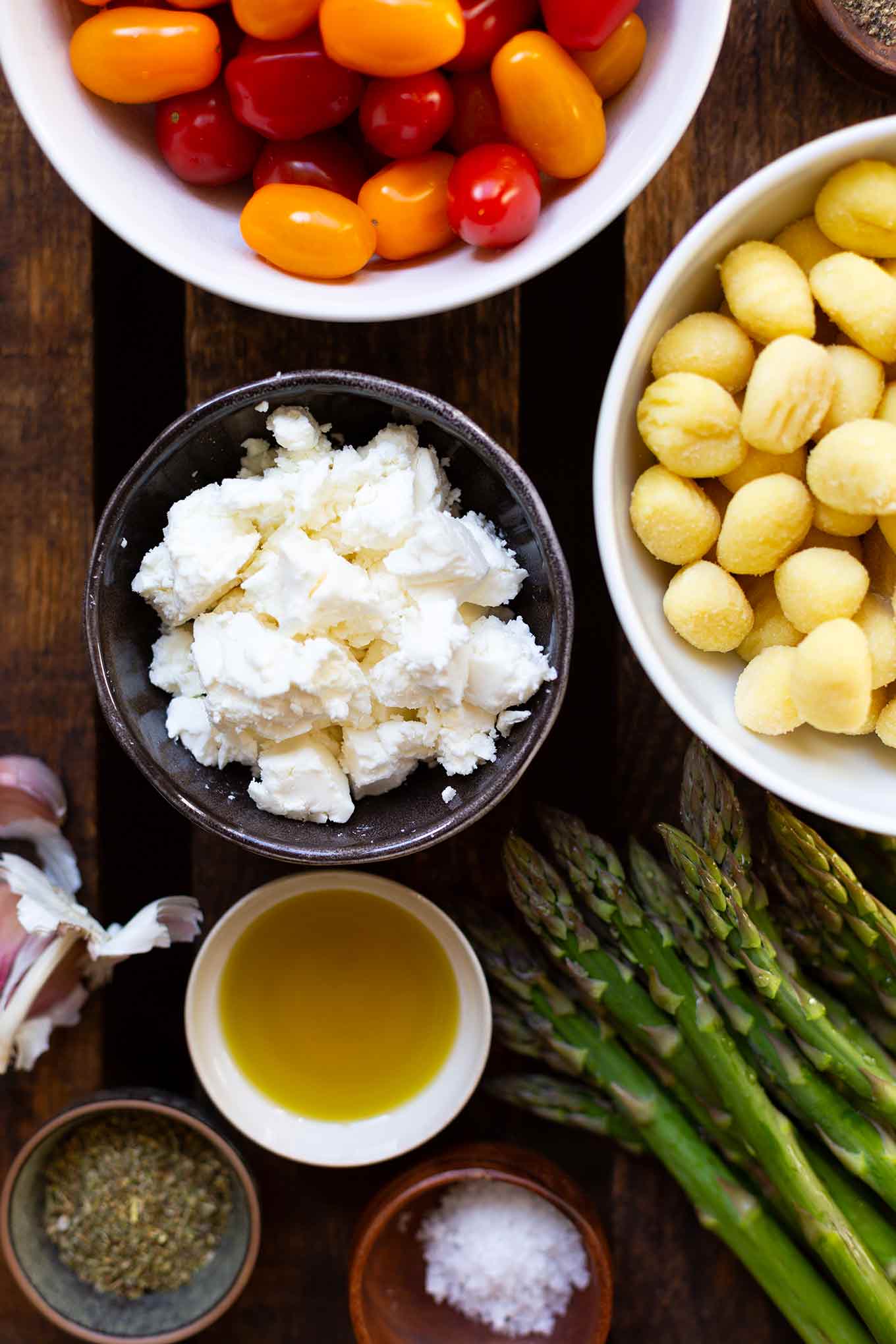 Zutaten für die Ein Blech-Gnocchi mit grünem Spargel, Tomaten und Feta. Dieses schnelle Rezept ist super einfach und SO gut! - Kochkarussell Foodblog #gnocchi #einblech #spargel #kochkarussell
