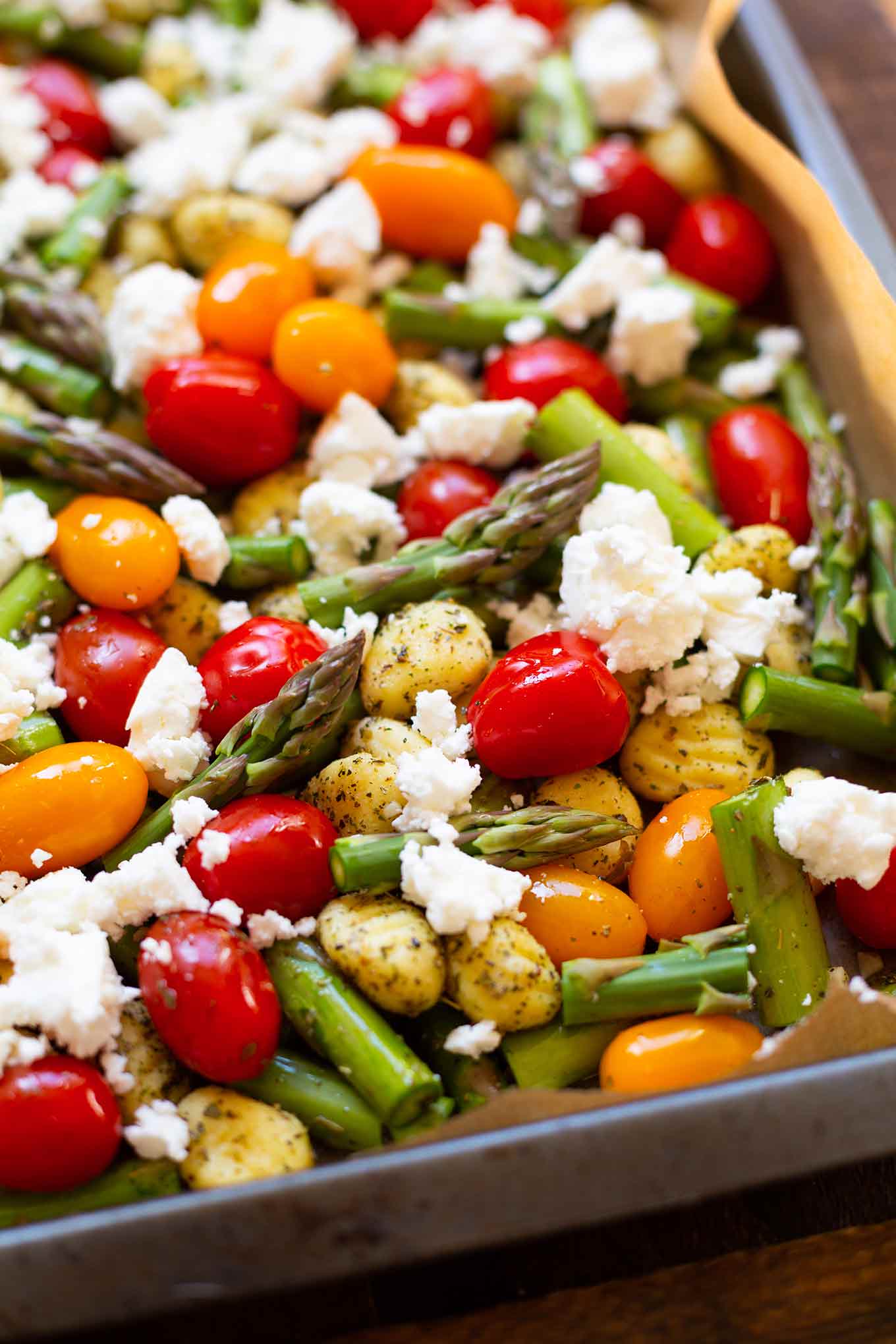 Ein Blech-Gnocchi mit grünem Spargel, Tomaten und Feta. Dieses schnelle Rezept ist super einfach und SO gut! - Kochkarussell Foodblog #gnocchi #einblech #spargel #kochkarussell