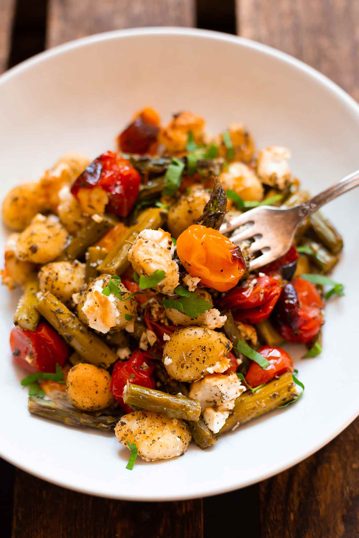 Ein Blech-Gnocchi mit grünem Spargel, Tomaten und Feta. Dieses schnelle Rezept ist super einfach und SO gut! - Kochkarussell Foodblog #gnocchi #einblech #spargel #kochkarussell