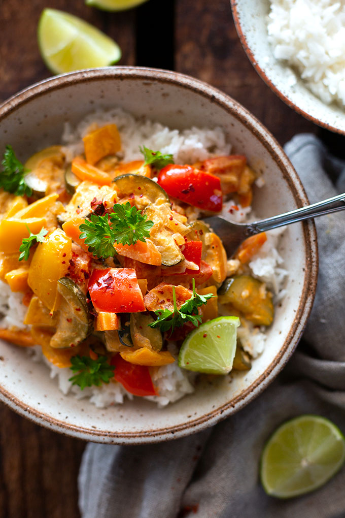 Gemüse-Curry in einer Schüssel von oben.