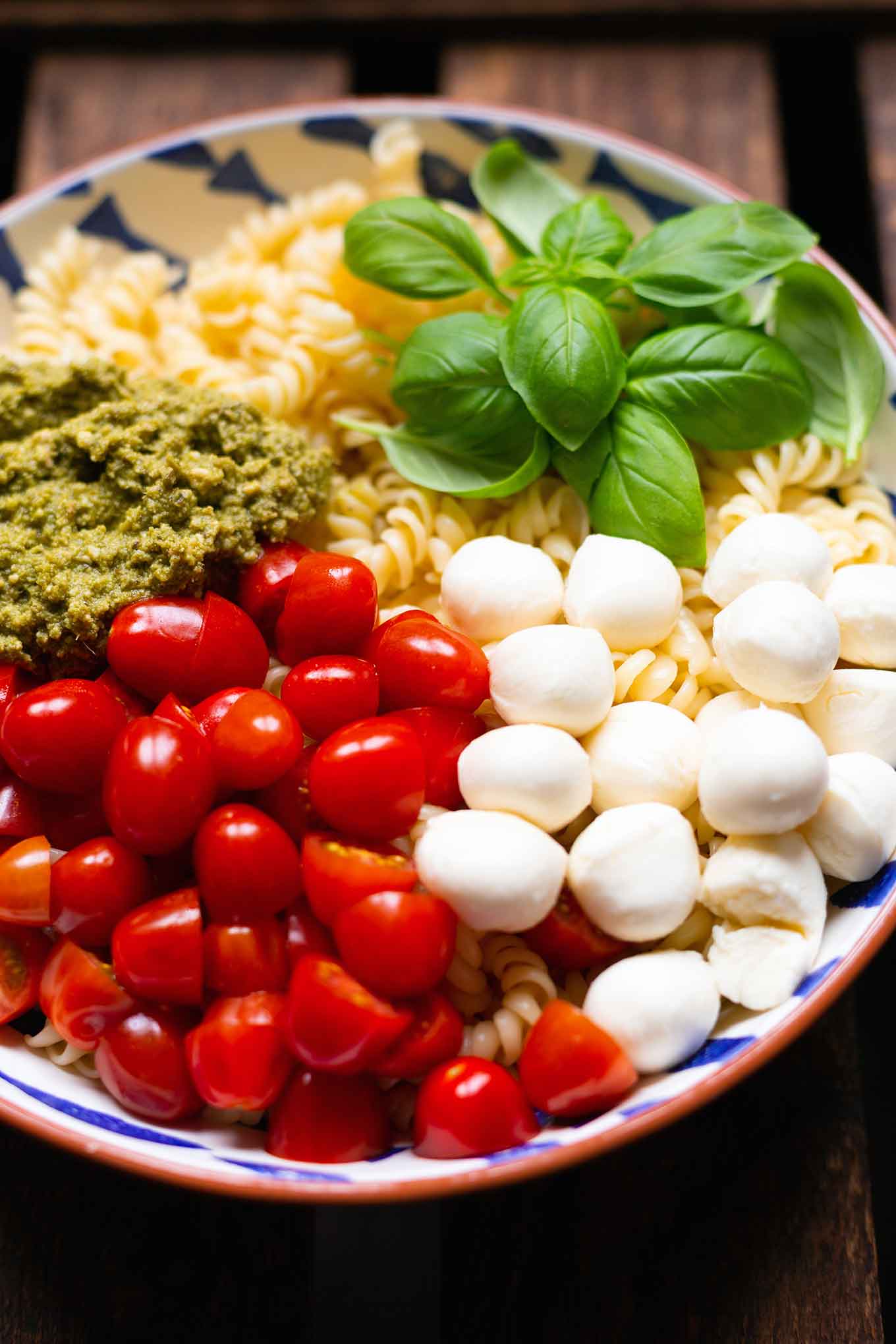 20-Minuten Caprese-Nudelsalat. Super einfach und SO lecker. Für dieses schnelle Rezept braucht ihr nur eine Handvoll Zutaten. Unbedingt probieren - Kochkarussell Foodblog #nudelsalat #pesto #caprese #kochkarussell