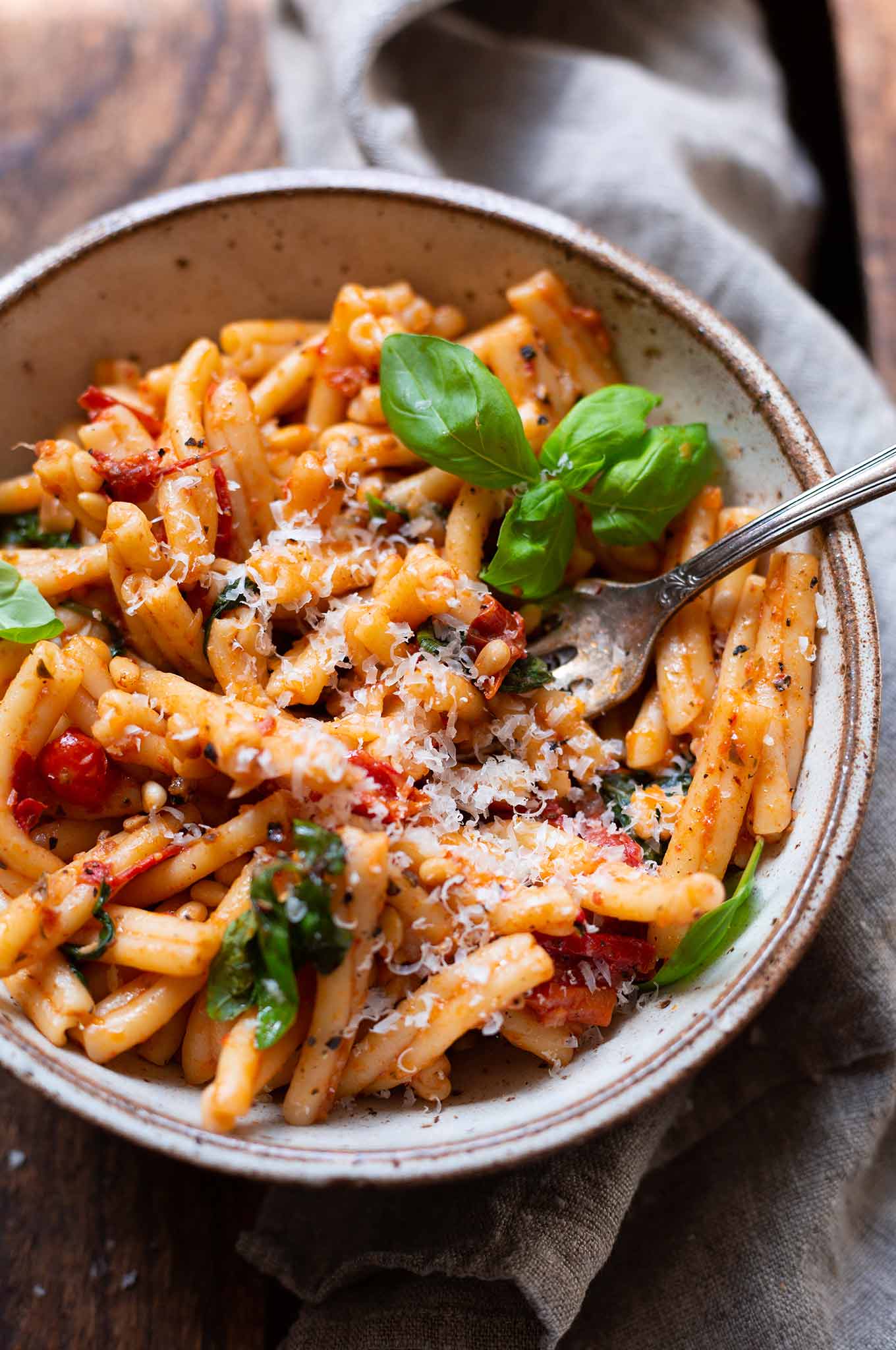 One Pot Pasta mit Pesto und getrockneten Tomaten. Dieses schnelle One Pot Rezept aus Vorratszutaten ist SO gut! - Kochkarussell Foodblog #onepotpasta #onepotrezept #kochkarussell
