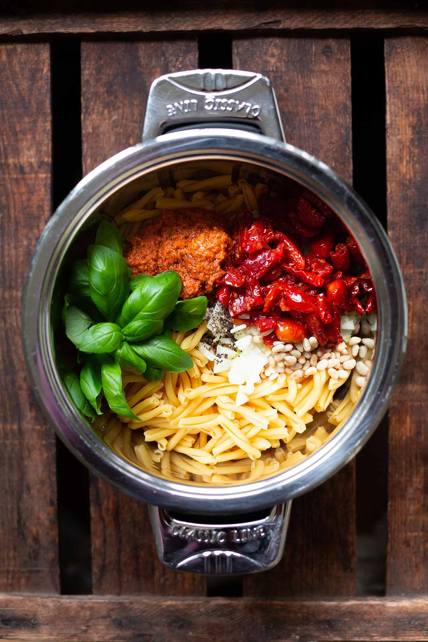One Pot Pasta mit Pesto und getrockneten Tomaten. Dieses schnelle One Pot Rezept aus Vorratszutaten ist SO gut! - Kochkarussell Foodblog #onepotpasta #onepotrezept #kochkarussell