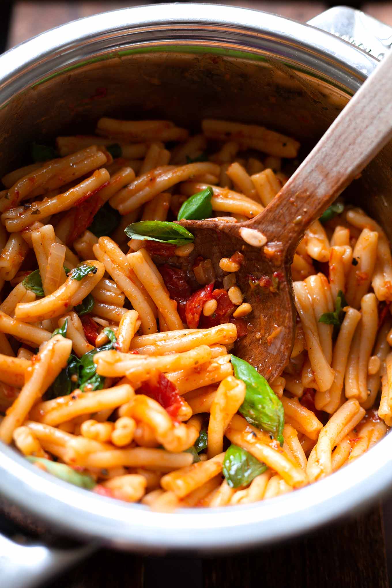 One Pot Pasta mit Pesto und getrockneten Tomaten. Dieses schnelle One Pot Rezept aus Vorratszutaten ist SO gut! - Kochkarussell Foodblog #onepotpasta #onepotrezept #kochkarussell