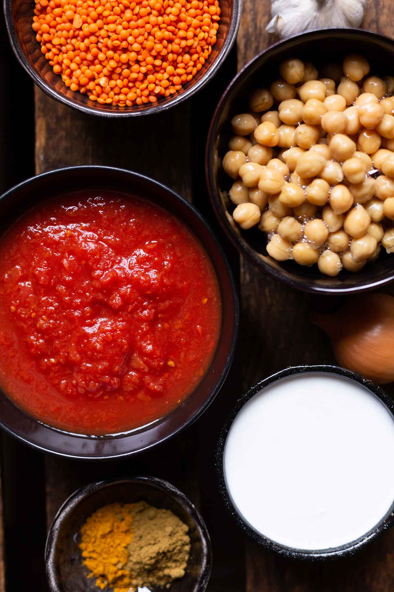 Zutaten für einfaches Vorratsschrank-Curry. Für dieses schnelle Rezept braucht ihr nur 5 Zutaten und 10 Min Vorbereitungszeit, unbedingt probieren! - Kochkarussell Foodblog #vorratsrezept #vorrat #curry