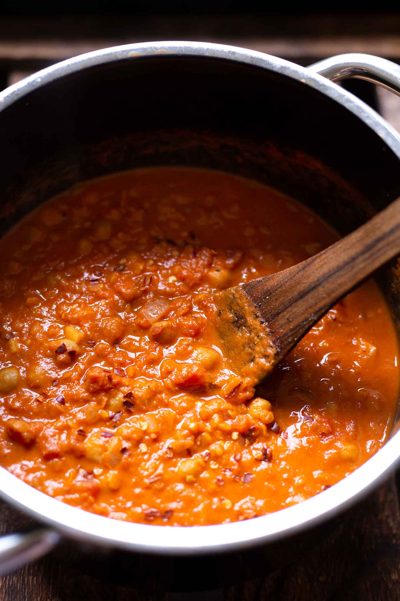 Einfaches Vorratsschrank-Curry. Für dieses schnelle Rezept braucht ihr nur 5 Zutaten und 10 Min Vorbereitungszeit, unbedingt probieren! - Kochkarussell Foodblog #vorratsrezept #vorrat #curry