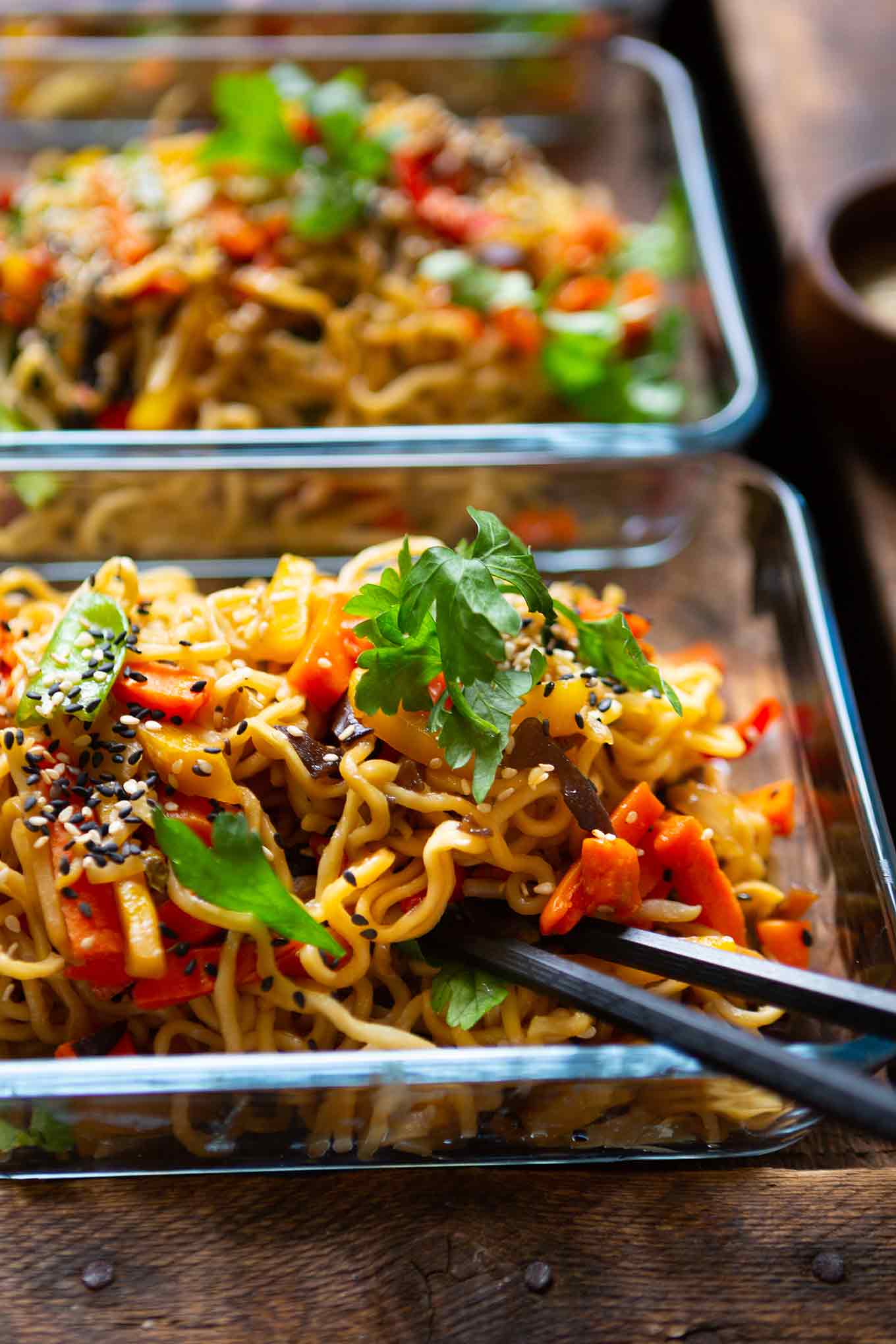 Schnelle Asia-Nudelpfanne mit Gemüse & Mie-Nudeln mit Kräutern angerichtet zum Meal Prep in Glasboxen.