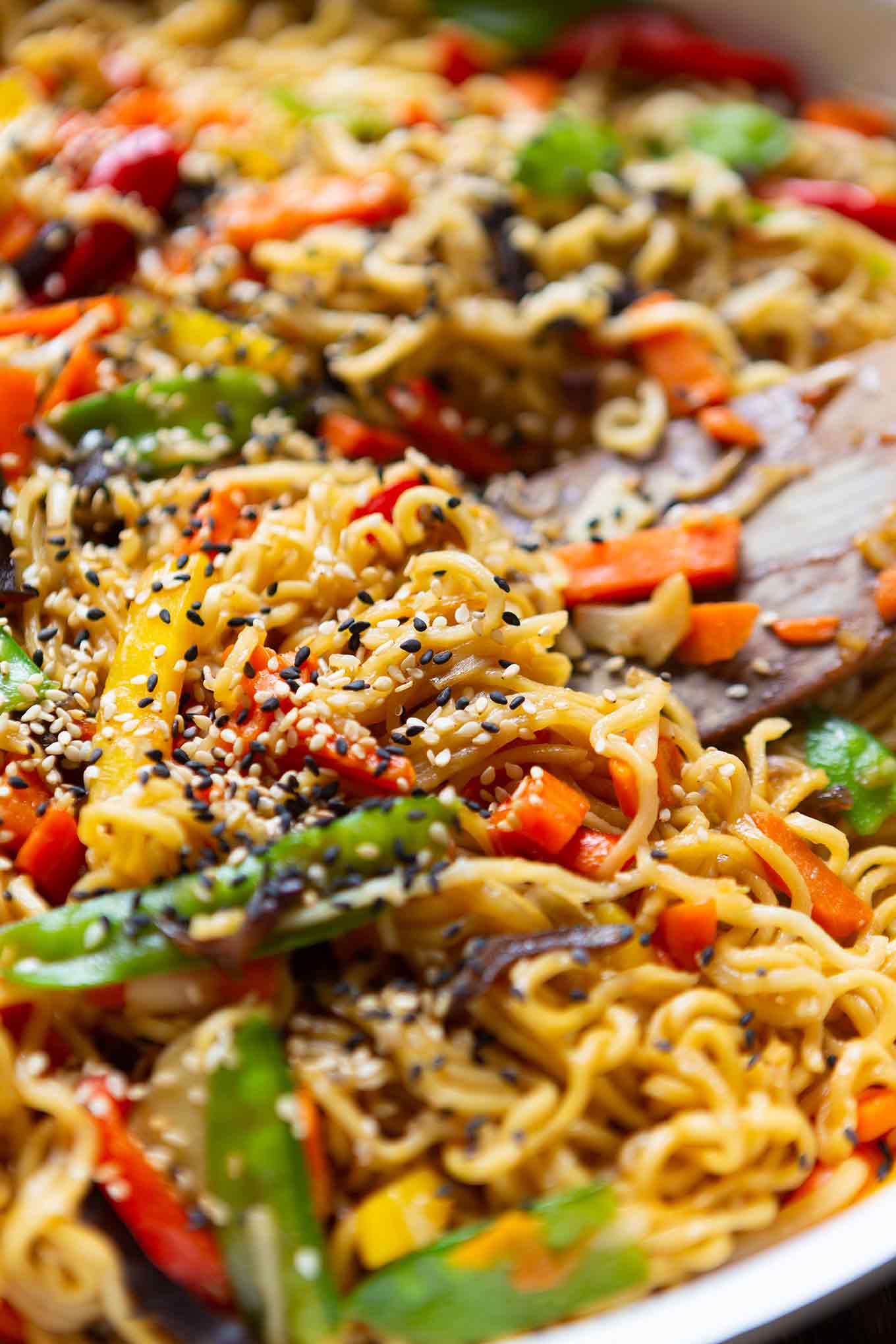 Schnelle Asia-Nudelpfanne mit Gemüse & Mie-Nudeln in der Nahaufnahme.