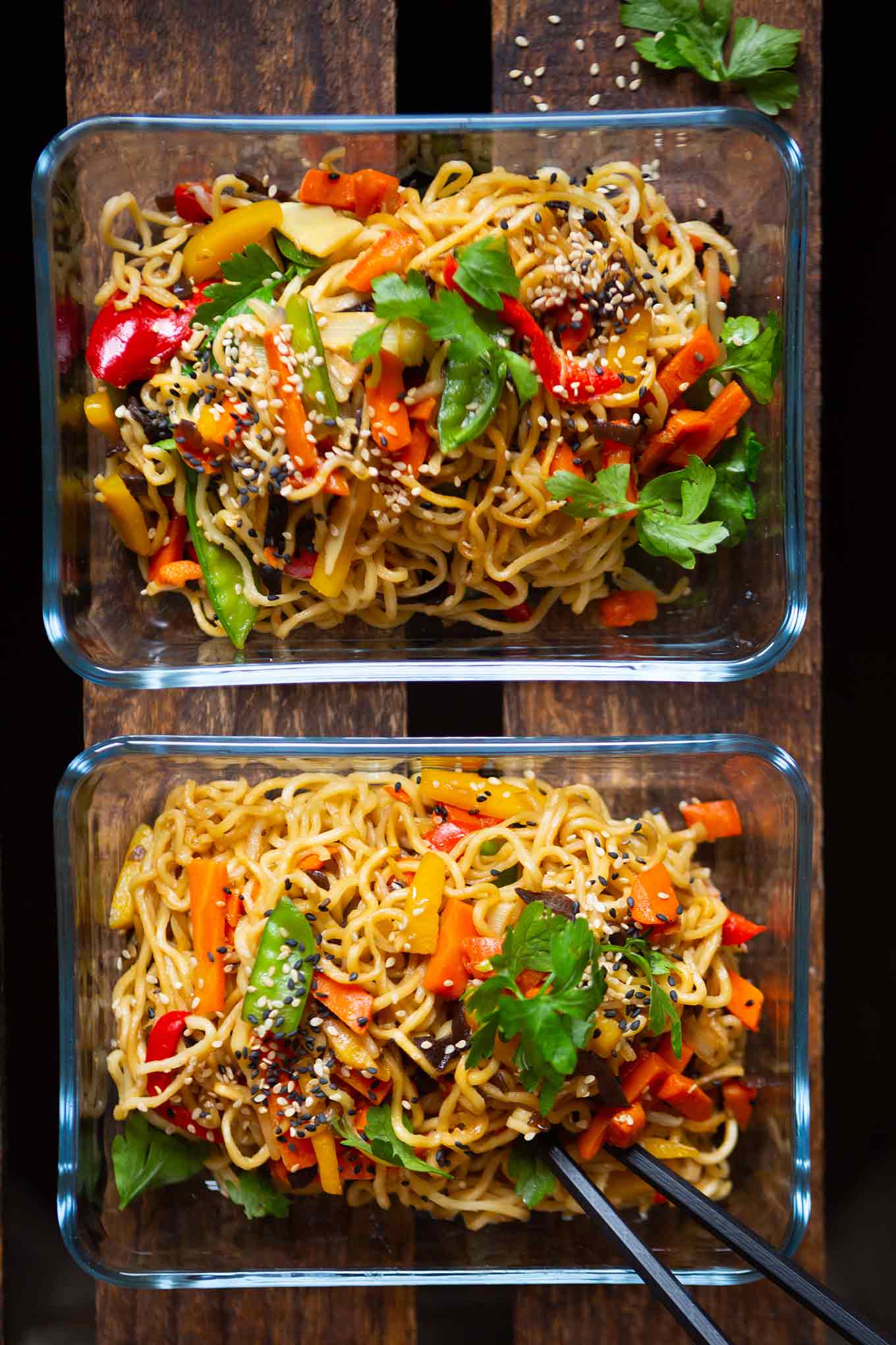 Schnelle Asia-Nudelpfanne mit Gemüse & Mie-Nudeln mit Kräutern angerichtet zum Meal Prep in Glasboxen.