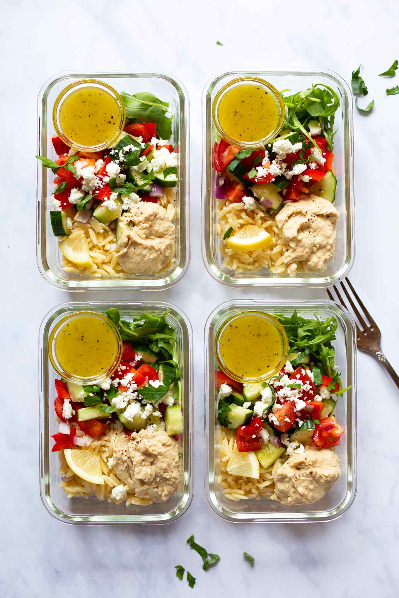 Hummus-Orzo-Meal Prep-Salat. Dieses leckere Meal Prep Rezept ist leicht, lecker, ein perfektes Sommerrezept und einfach schnell gekocht - Kochkarussell Foodblog #mealprep #orzo #hummus #salatrezept #kochkarussell 