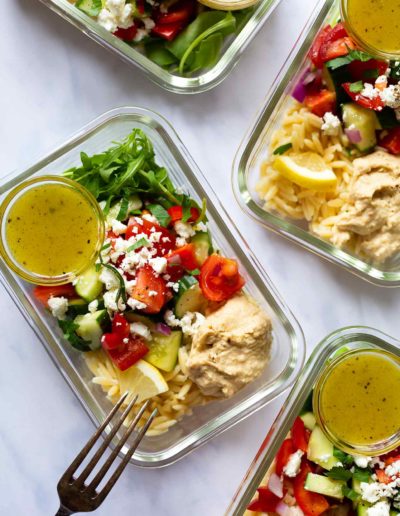 Hummus-Orzo-MealPrep-Salat. Dieses leckere Meal Prep Rezept ist leicht, lecker, ein perfektes Sommerrezept und einfach schnell gekocht - Kochkarussell Foodblog #mealprep #orzo #hummus #salatrezept #kochkarussell