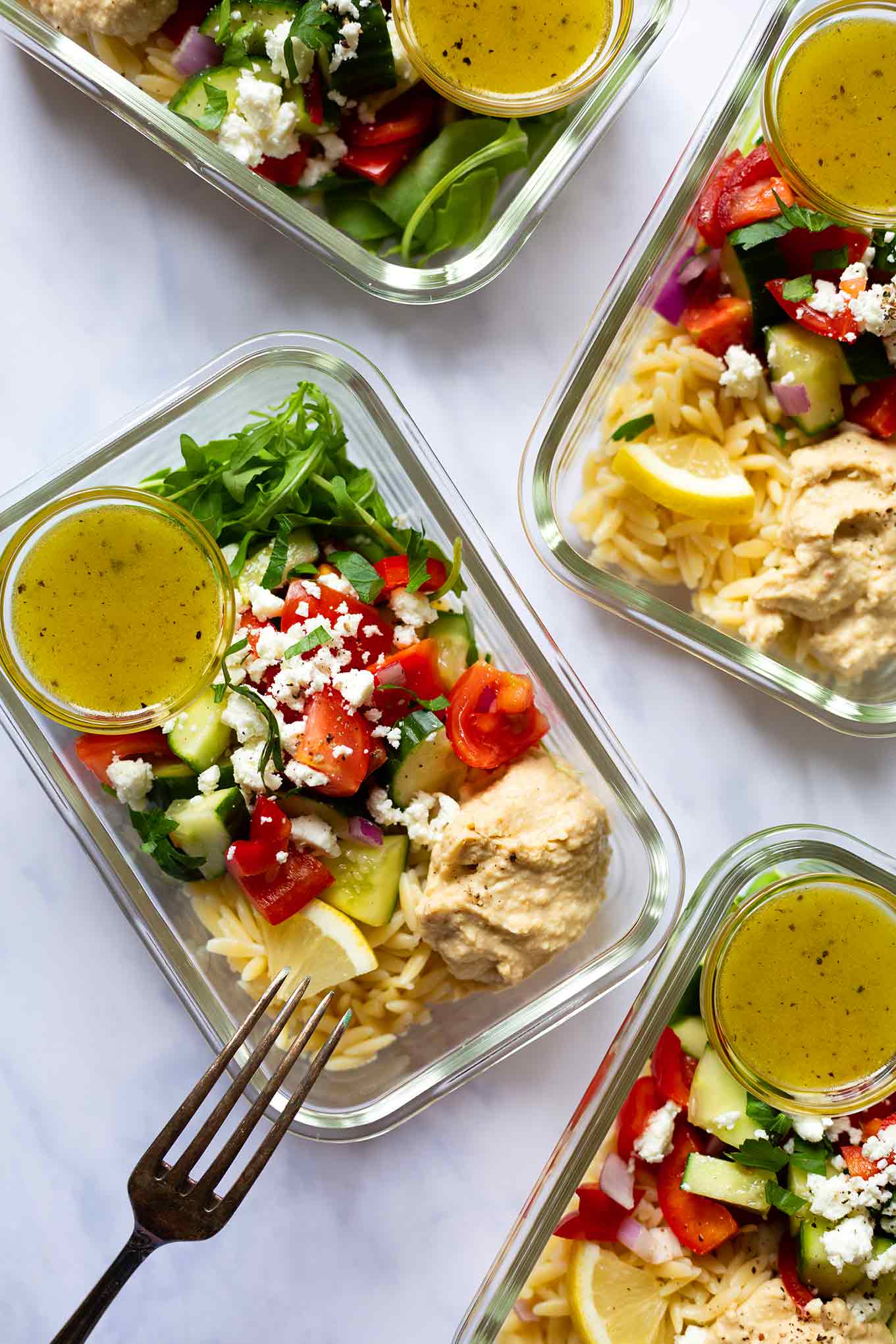 Hummus-Orzo-Meal Prep-Salat. Dieses leckere Meal Prep Rezept ist leicht, lecker, ein perfektes Sommerrezept und einfach schnell gekocht - Kochkarussell Foodblog #mealprep #orzo #hummus #salatrezept #kochkarussell 