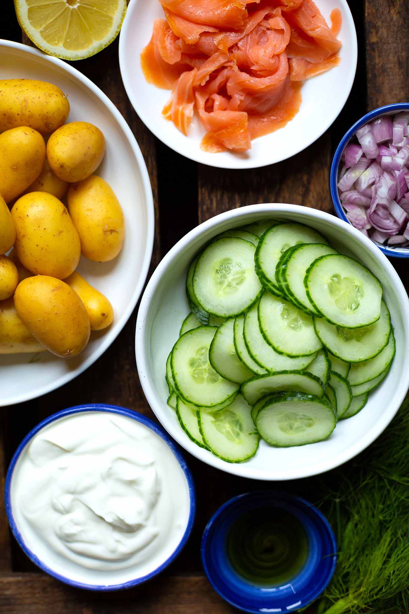 Schneller Kartoffelsalat mit Räucherlachs und Joghurt-Dill-Sauce. Jetzt noch schneller zubereitet. Dieses einfache Rezept ist super frisch, als Grillbeilage oder fixes Abendessen unschlagbar und besteht nur aus acht Zutaten - Kochkarussell Foodblog #kartoffelsalat #feierabendküche #kochkarussell