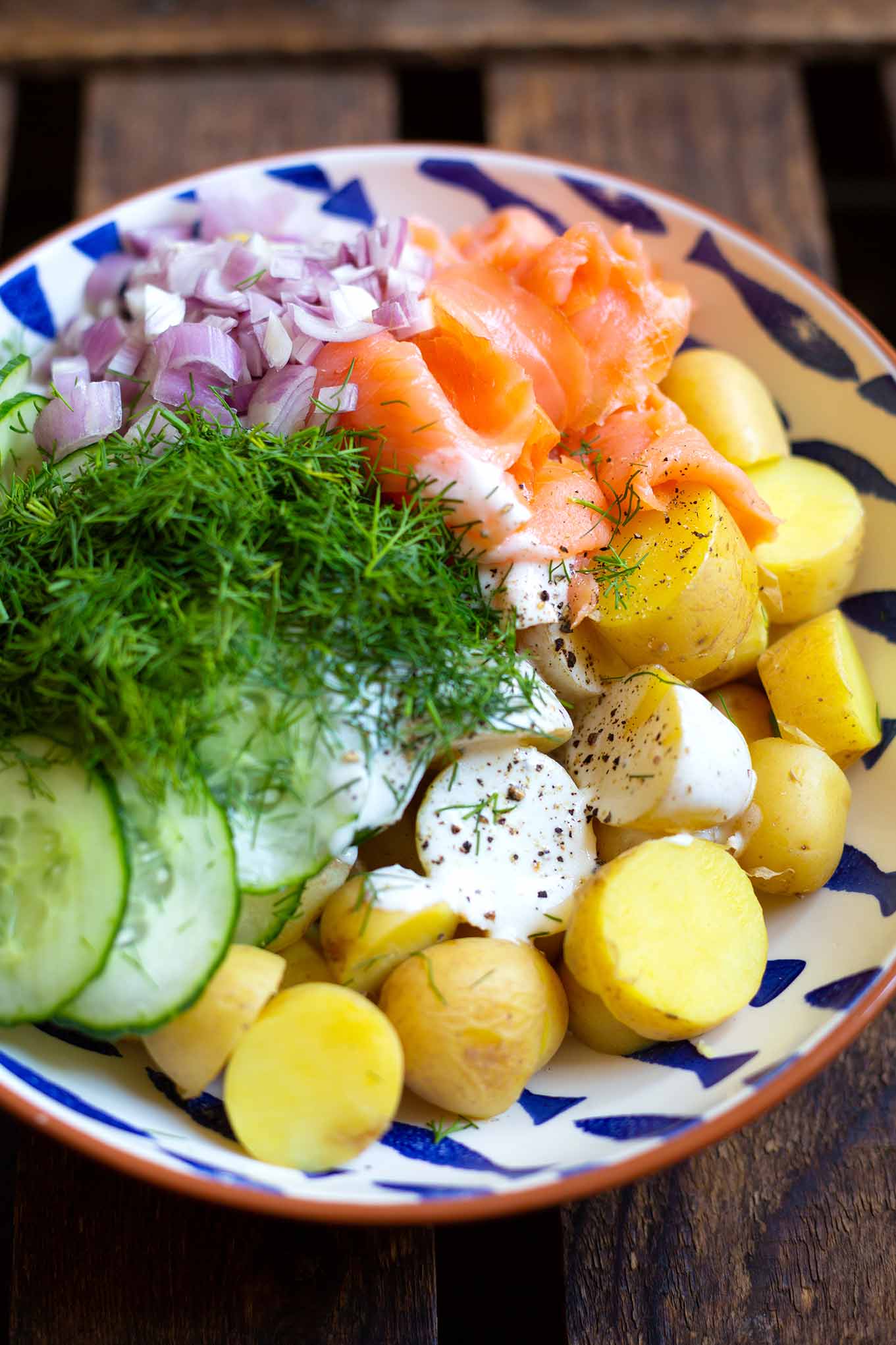 Schneller Kartoffelsalat mit Räucherlachs und Joghurt-Dill-Sauce. Jetzt noch schneller zubereitet. Dieses einfache Rezept ist super frisch, als Grillbeilage oder fixes Abendessen unschlagbar und besteht nur aus acht Zutaten - Kochkarussell Foodblog #kartoffelsalat #feierabendküche #kochkarussell