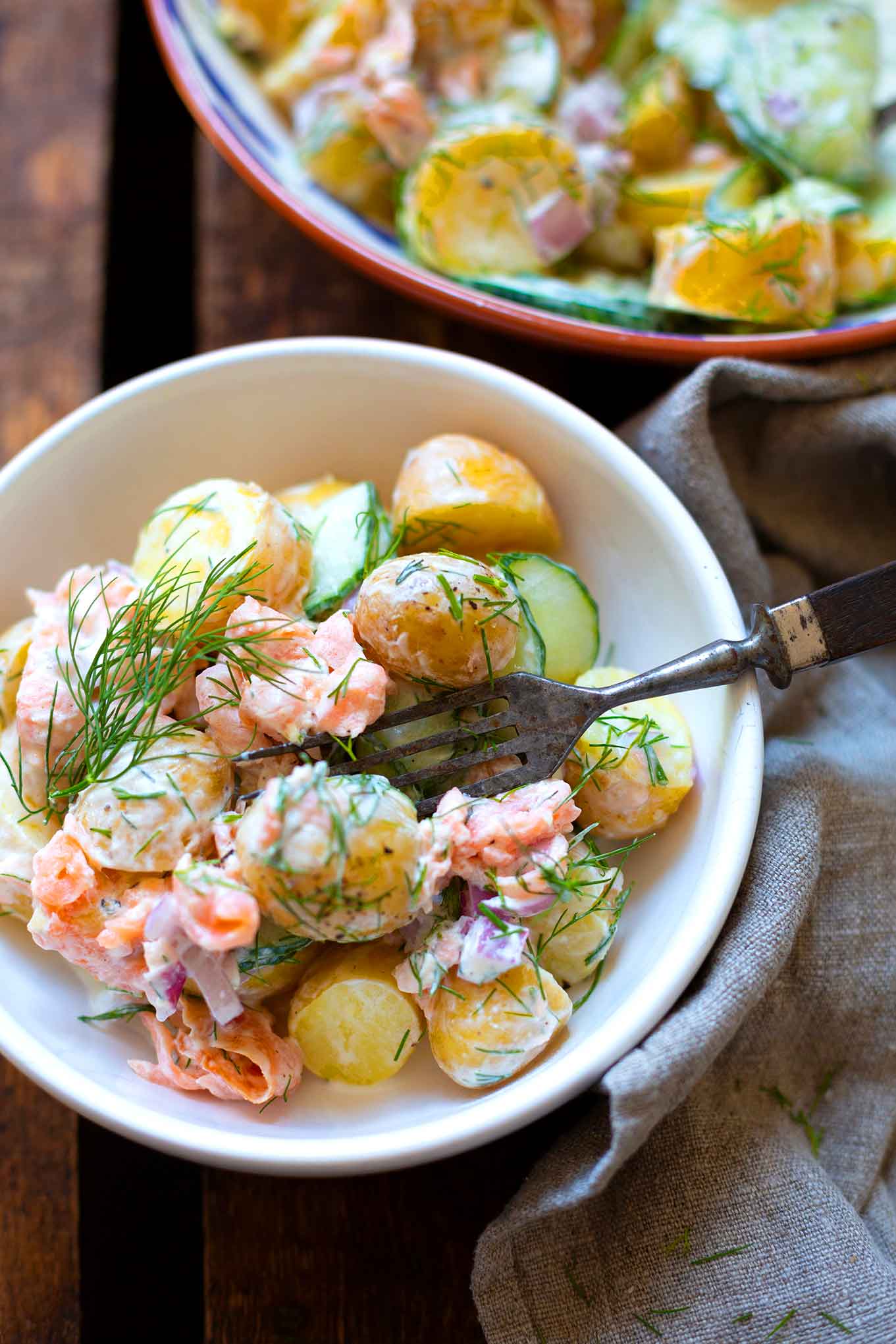 Schneller Kartoffelsalat mit Räucherlachs und Joghurt-Dill-Sauce. Jetzt noch schneller zubereitet. Dieses einfache Rezept ist super frisch, als Grillbeilage oder fixes Abendessen unschlagbar und besteht nur aus acht Zutaten - Kochkarussell Foodblog #kartoffelsalat #feierabendküche #kochkarussell