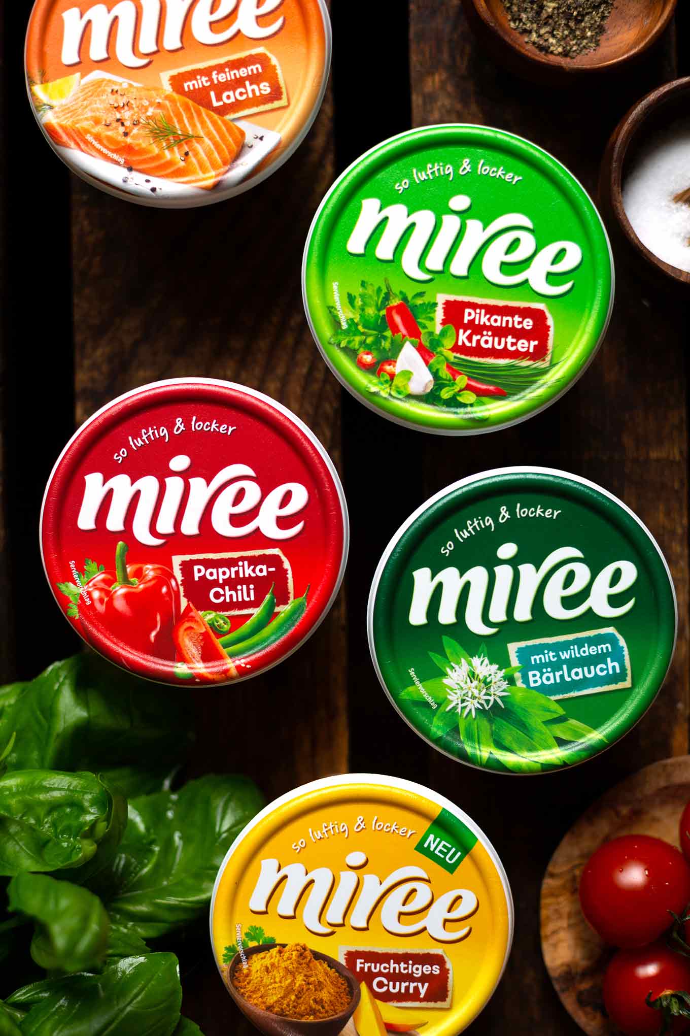 Werbung. Spaghetti mit Lachs und Tomaten-Frischkäse-Sauce. Perfektes, schnelles Abendessen voll mit fruchtigen Tomaten, scharf-cremiger Frischkäse-Sauce und einer ordentlichen Portion bestem Lachs. Perfektes Soulfood und in nur 20 Minuten auf dem Tisch. Kochkarussell Foodblog. #kochkarussell #pastagericht #soulfood #schnellesabendessen