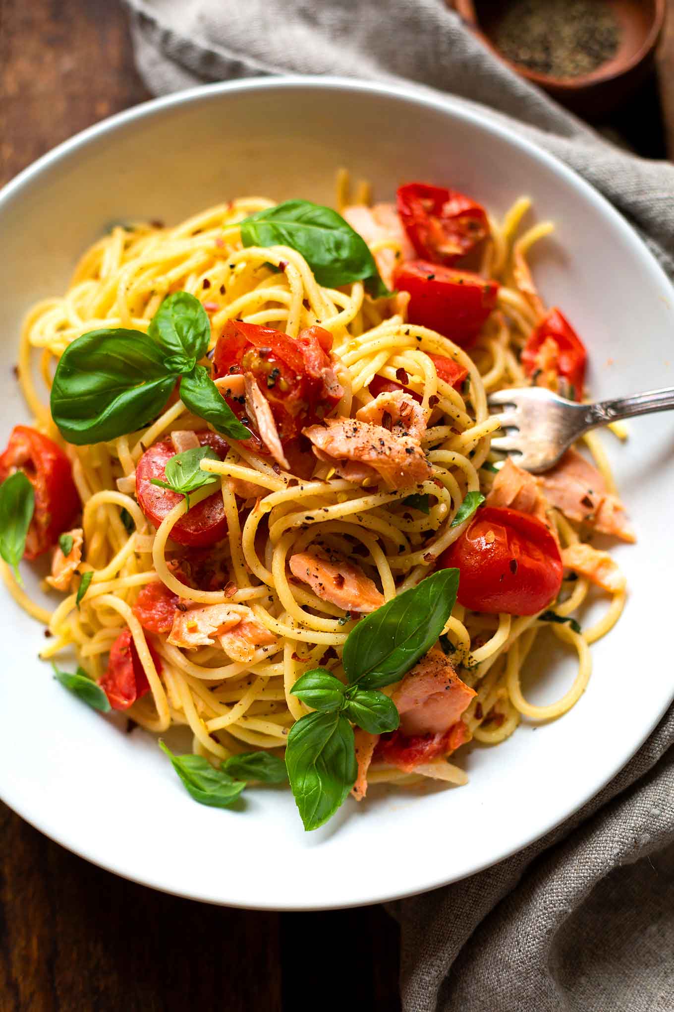 Werbung. Spaghetti mit Lachs und Tomaten-Frischkäse-Sauce. Perfektes, schnelles Abendessen voll mit fruchtigen Tomaten, scharf-cremiger Frischkäse-Sauce und einer ordentlichen Portion bestem Lachs. Perfektes Soulfood und in nur 20 Minuten auf dem Tisch. Kochkarussell Foodblog. #kochkarussell #pastagericht #soulfood #schnellesabendessen