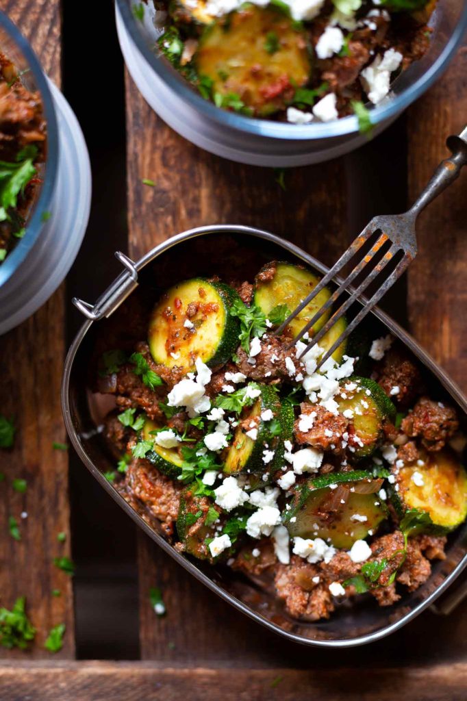 Zucchini-Hackfleisch-Pfanne: 15 schnelle und einfache Low Carb Rezepte für einen leichten Start ins Jahr. Kochkarussell - dein Foodblog für schnelle und einfache Feierabendküche. #lowcarb #schnellundleicht #feierabendküche #kochkarussell