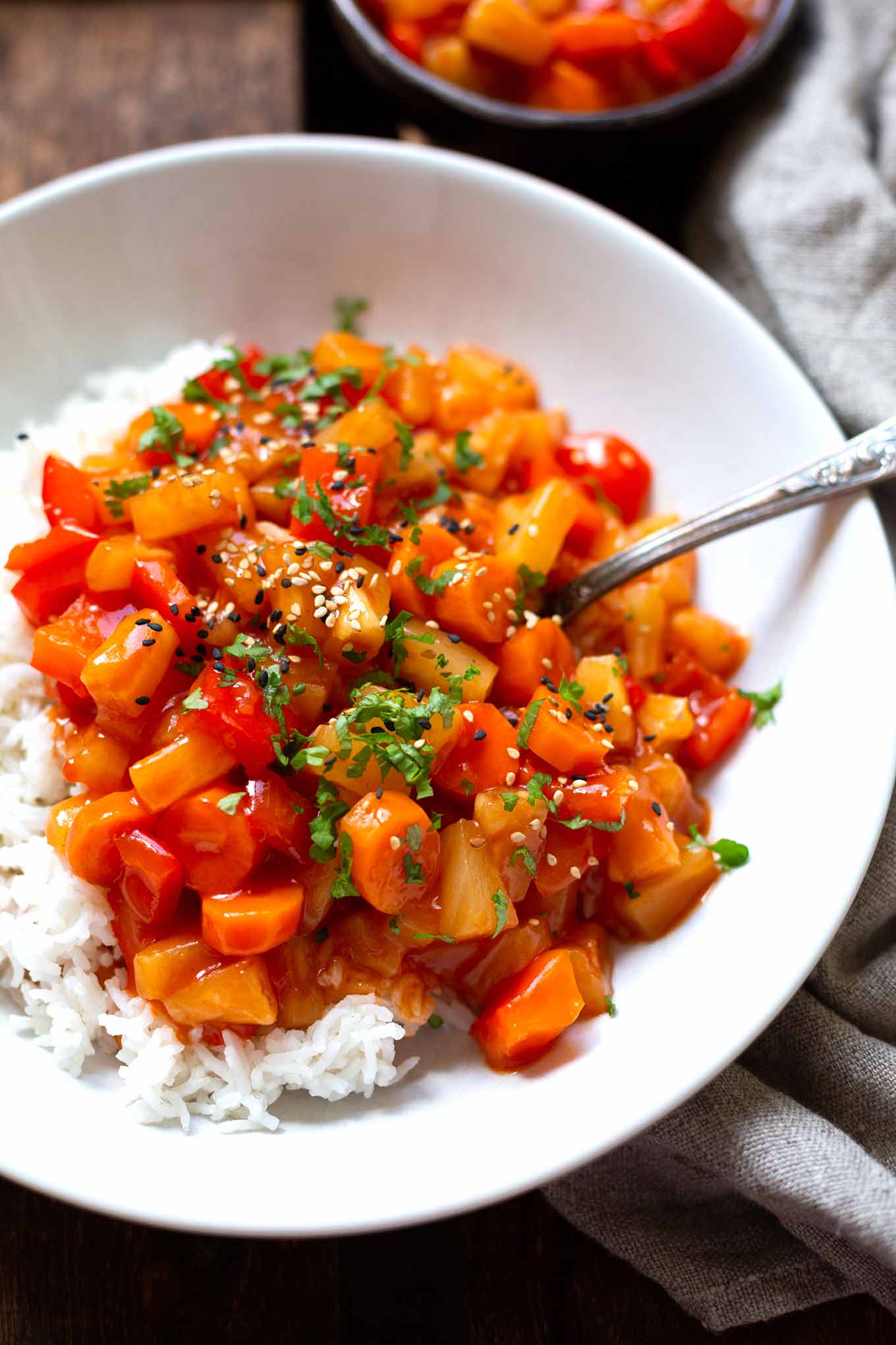 Rezept für die beste, einfache Süß-Sauer-Sauce! Dieses schnelle 20-Minuten Rezept ist der Renner! Super unkompliziert, ohne Geschmacksverstärker und einfach richtig lecker! Kochkarussell - Foodblog für schnelle und einfache Feierabendküche. #kochkarussell #mealprep #vegan #feierabendküche #asiatisch